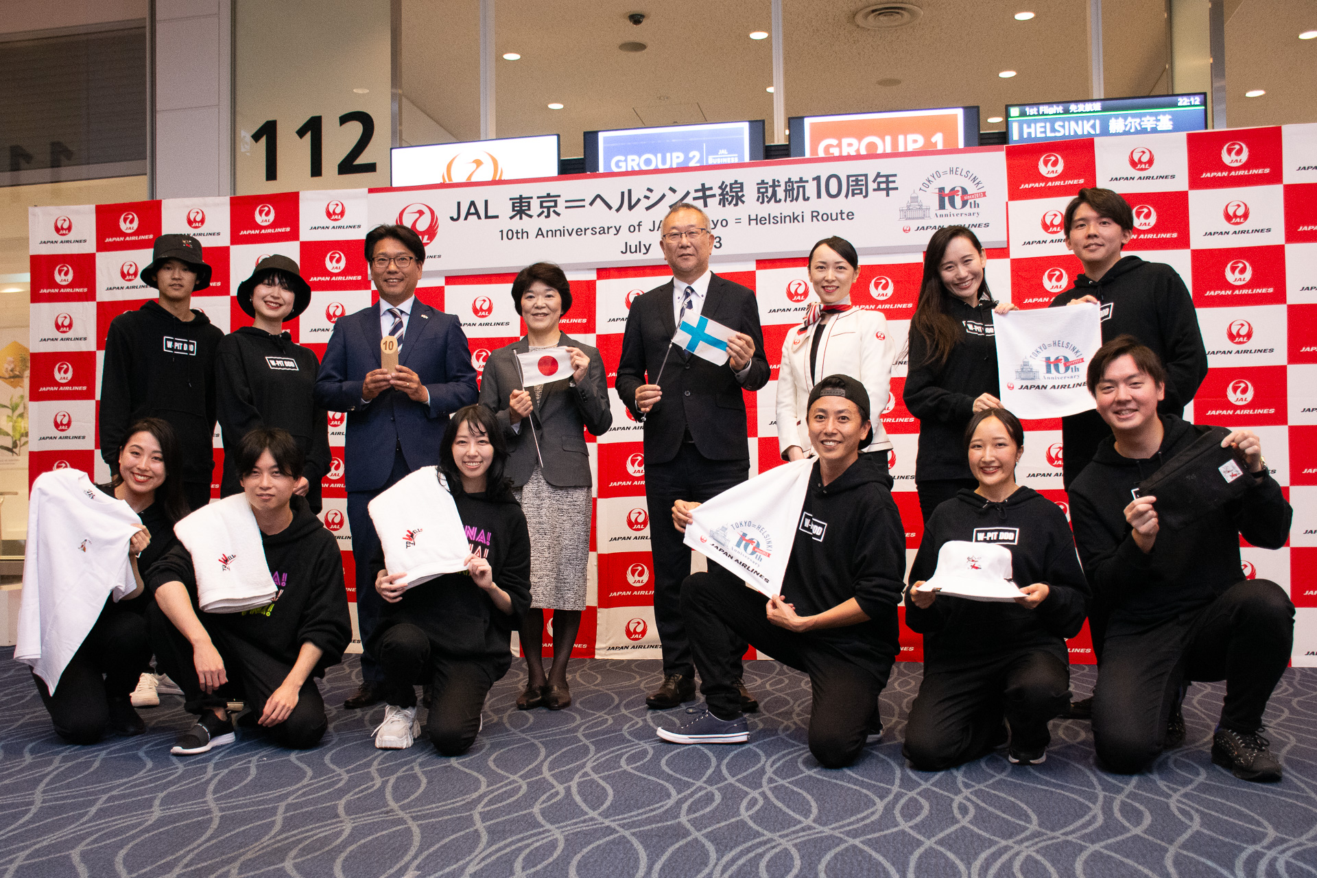 フィンエアー 日本支社長 永原範昭氏（中央）も交えてフォトセッション