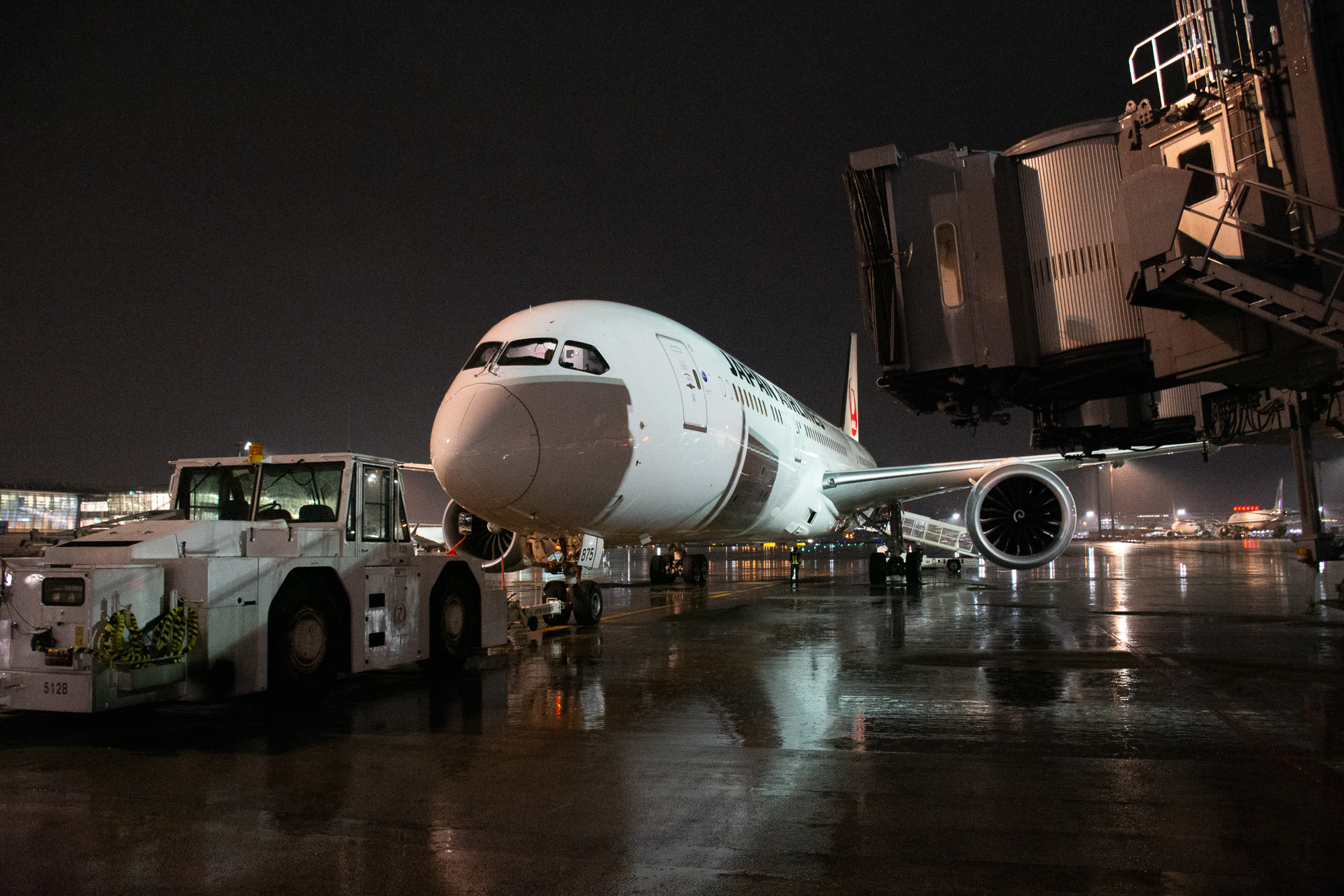 出発を待つJL47便