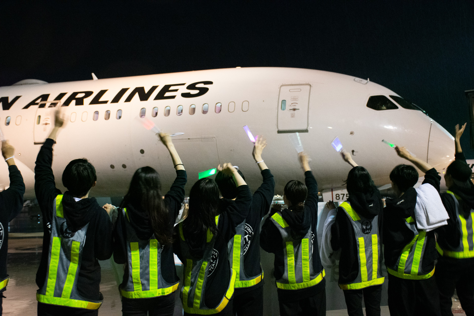 雨のなか、W-PIT DDDのメンバーらに見送られて出発した