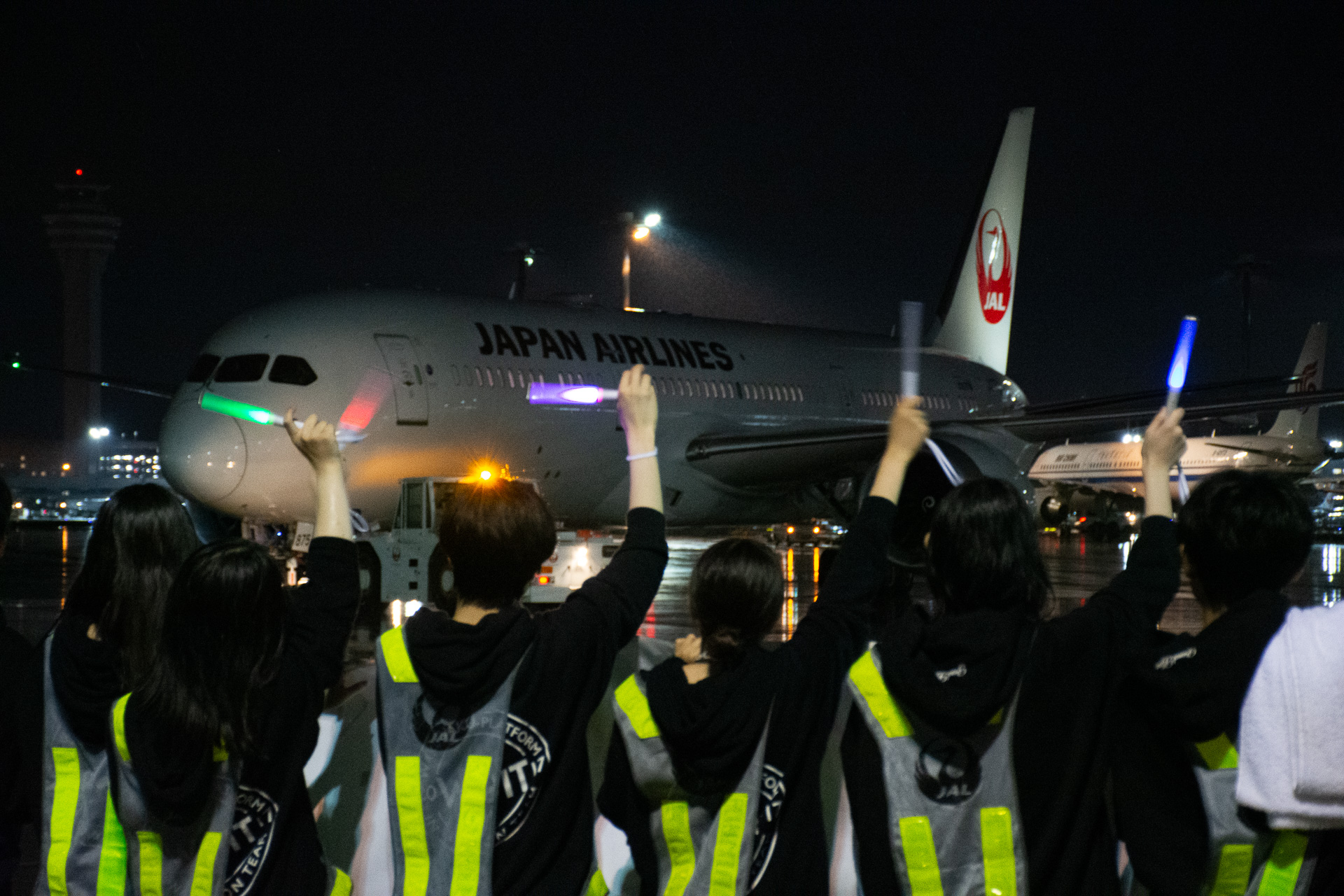 雨のなか、W-PIT DDDのメンバーらに見送られて出発した