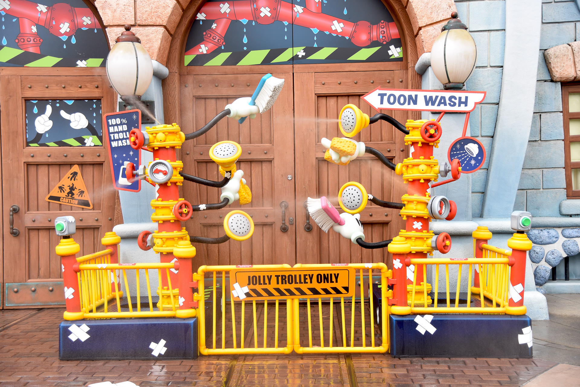 「ジョリートロリー」の洗車場「TOON WASH」にはテープ補修の跡が！