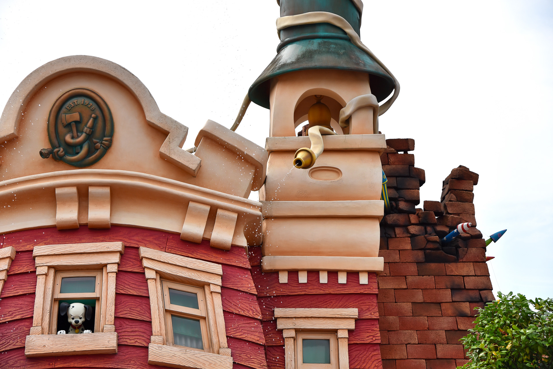 夏といったら！な消防署からもお水が勢いよく出てきます