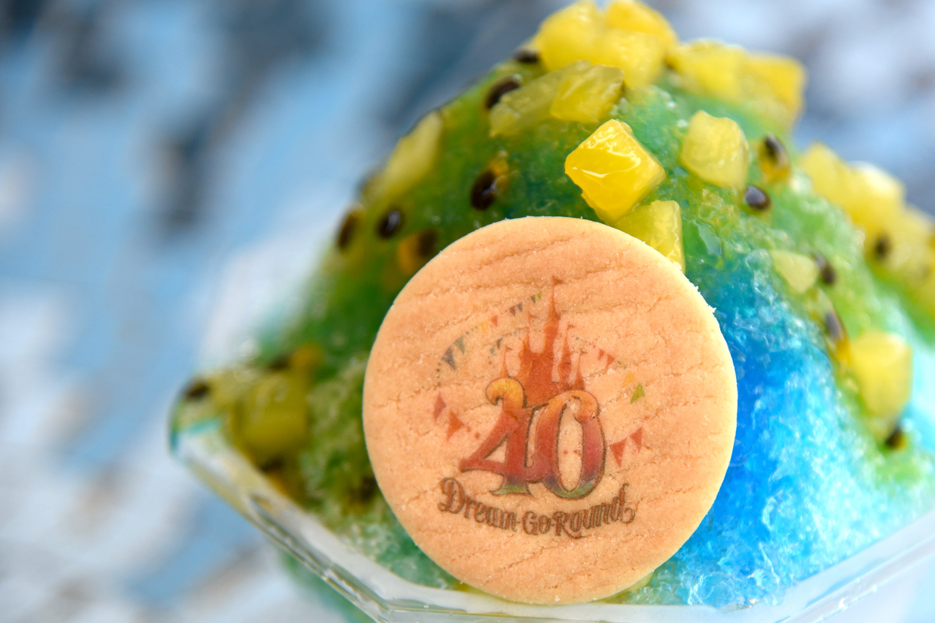 ちょこんと載った40周年ロゴクッキーが華を添えます