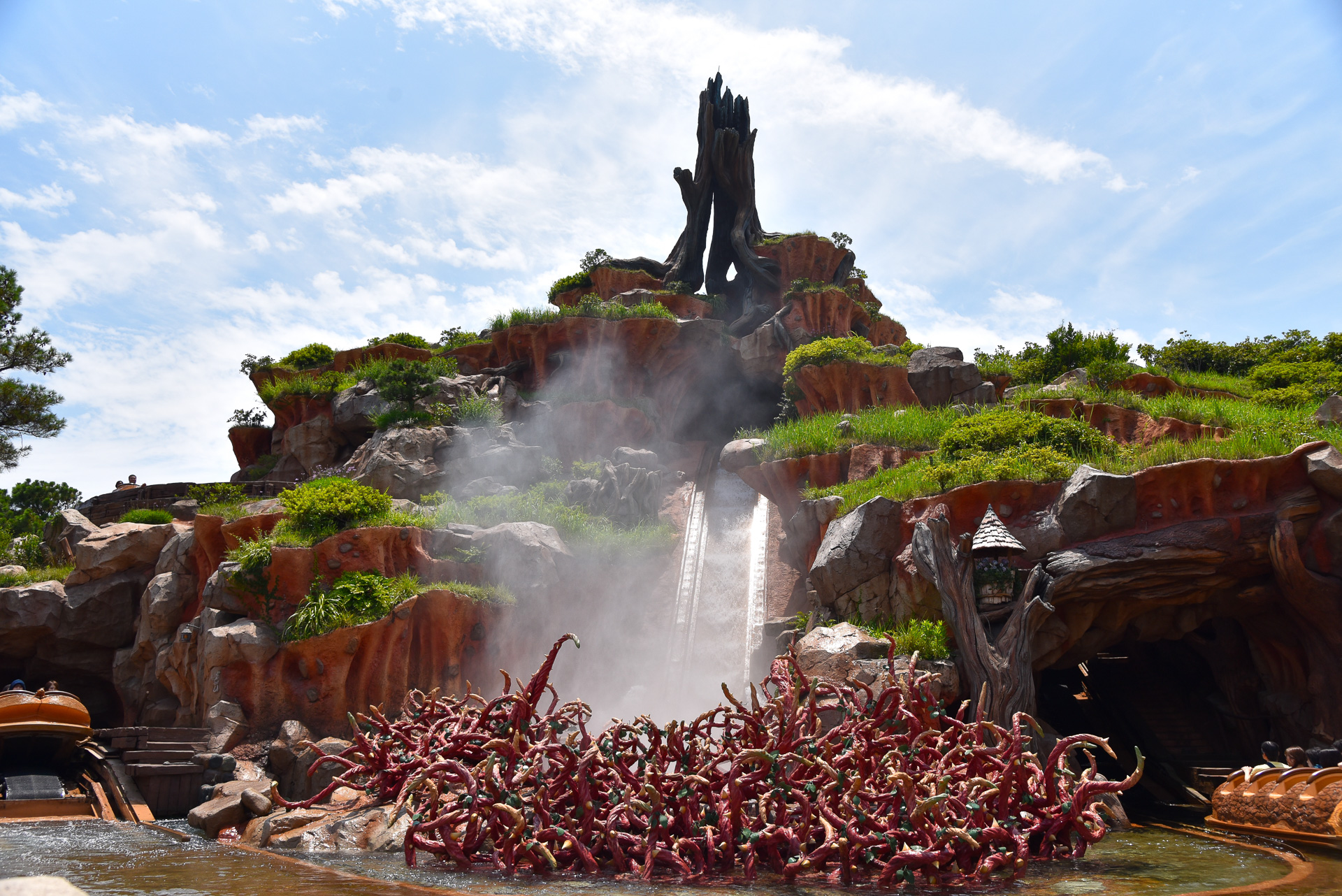 すさまじい水飛沫は、アトラクションの外から見ても一目瞭然