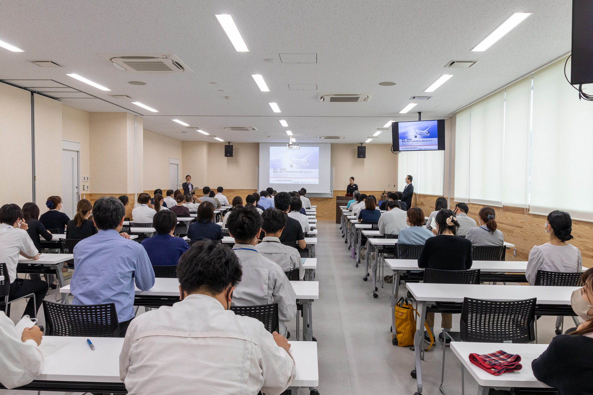 多くの町職員が聴講し、熱心にメモを取っていた