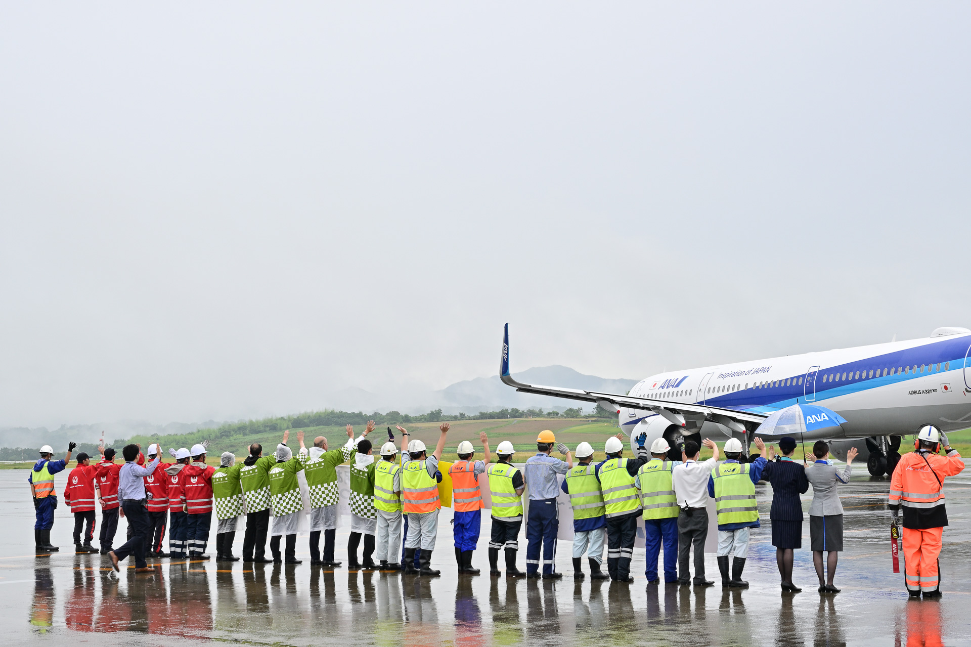 ANA那覇行きの出発を見送る3社スタッフ