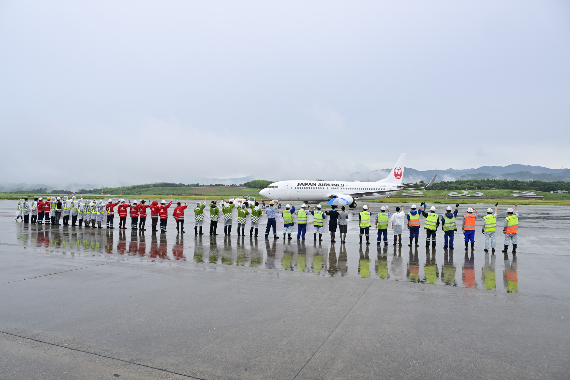 JAL羽田行きの出発を見送る3社スタッフ