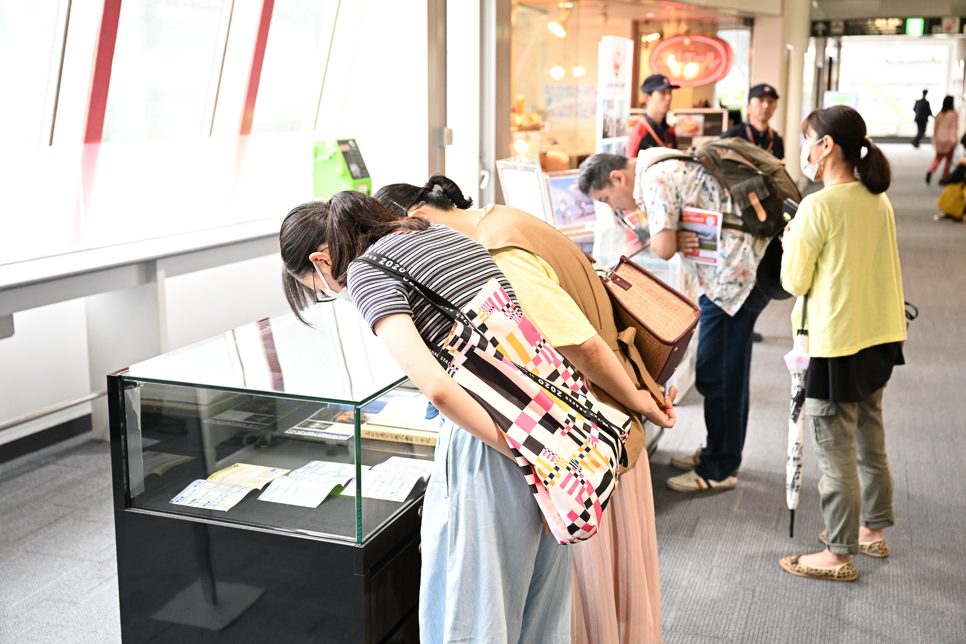 JAL/ANAの当時の貴重な資料を展示。古くは富士航空時代の新聞切り抜きなども