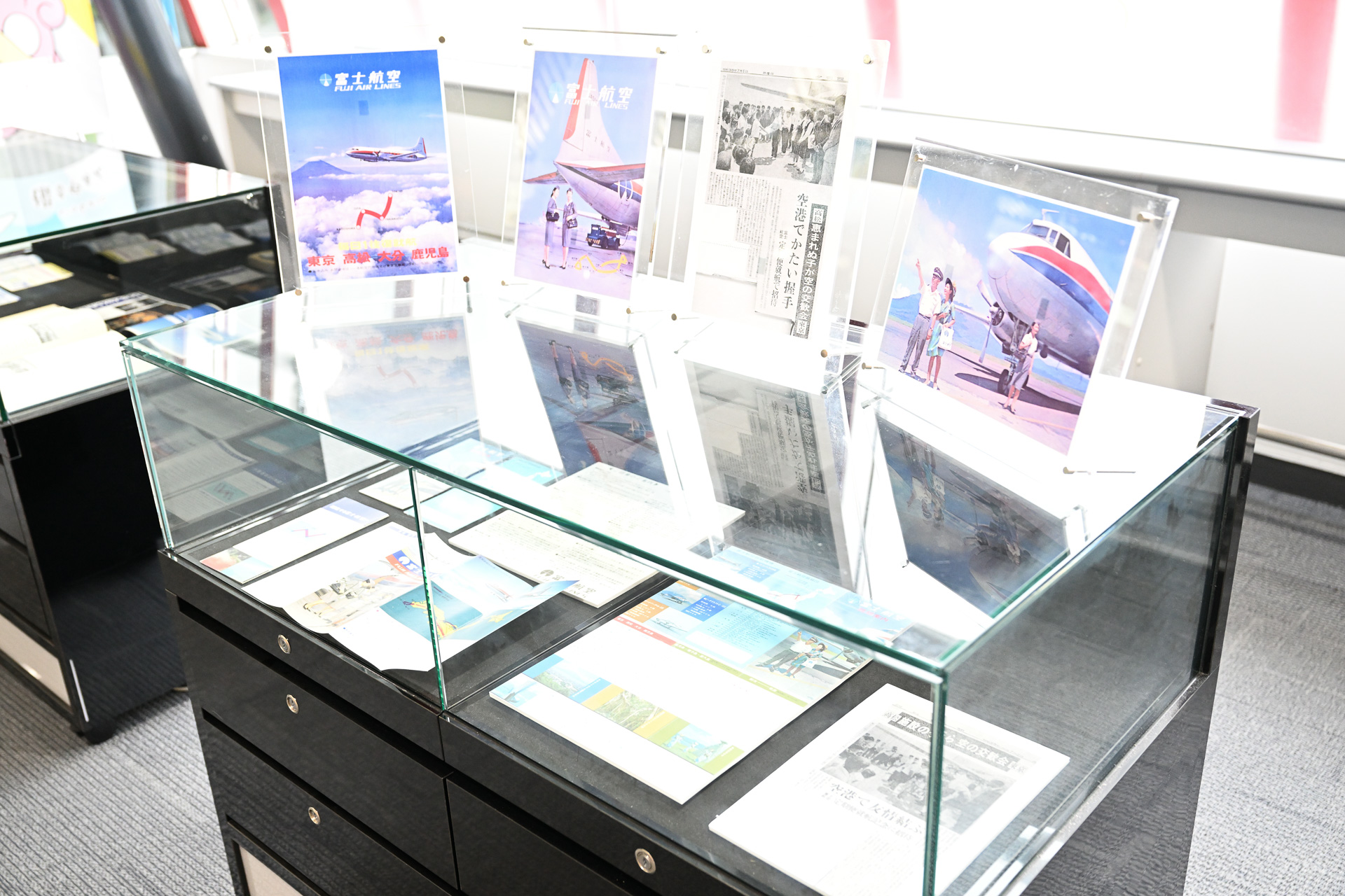 今ではかなり貴重な資料の数々。富士航空時代のパンフレットやANA那覇便就航当時の紙の時刻表など