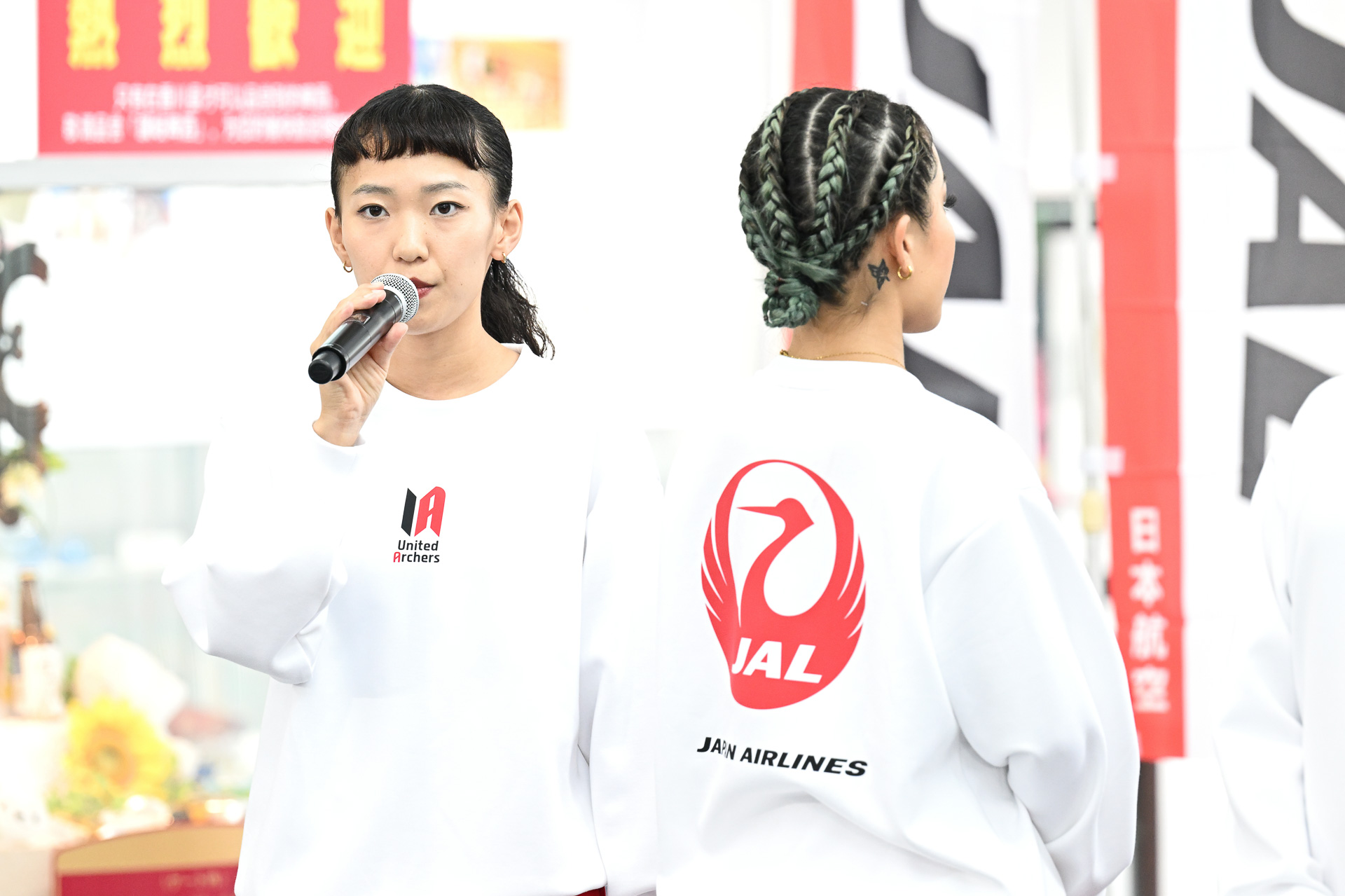 ユナイテッドアーチャーズの公式スポンサーとなったJALロゴの入ったユニフォームをお披露目