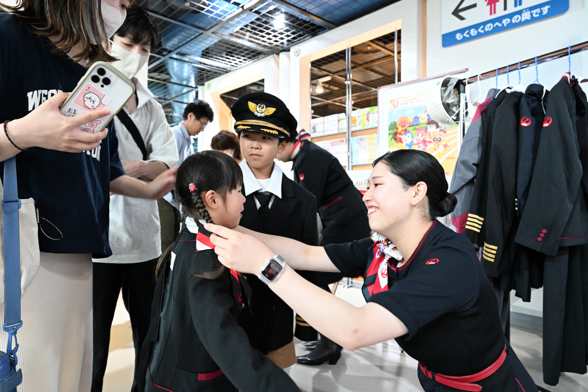 同じく「さぬきこどもの国」で行なったキッズ制服着用体験会。JAL客室乗務員に制服を着せてもらって記念撮影を楽しんだ