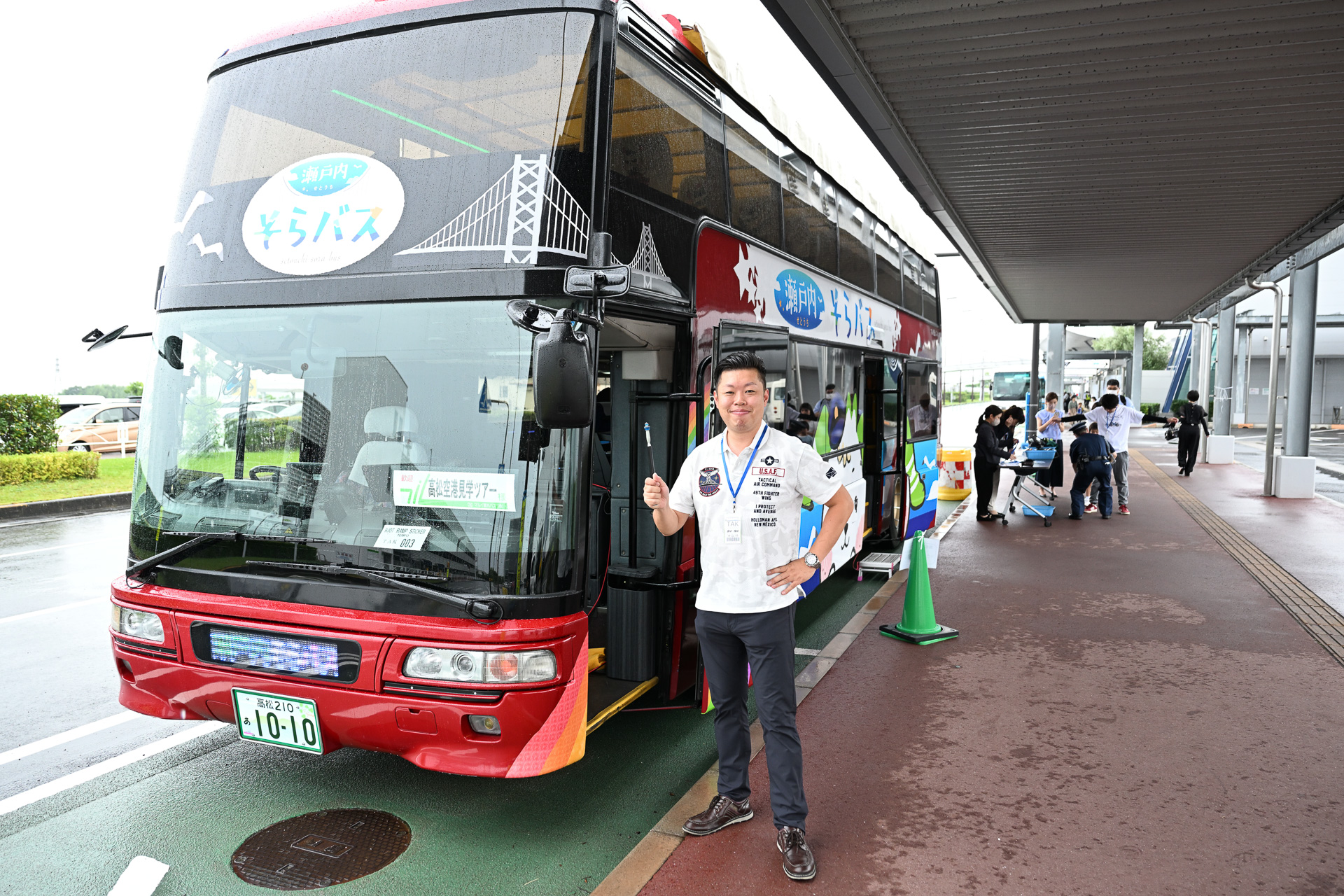 事前抽選で選ばれた30名（各15名×2回）が参加できたオープントップバスによる空港場周道路を回るツアー。元航空管制官の田中秀和氏の解説付き