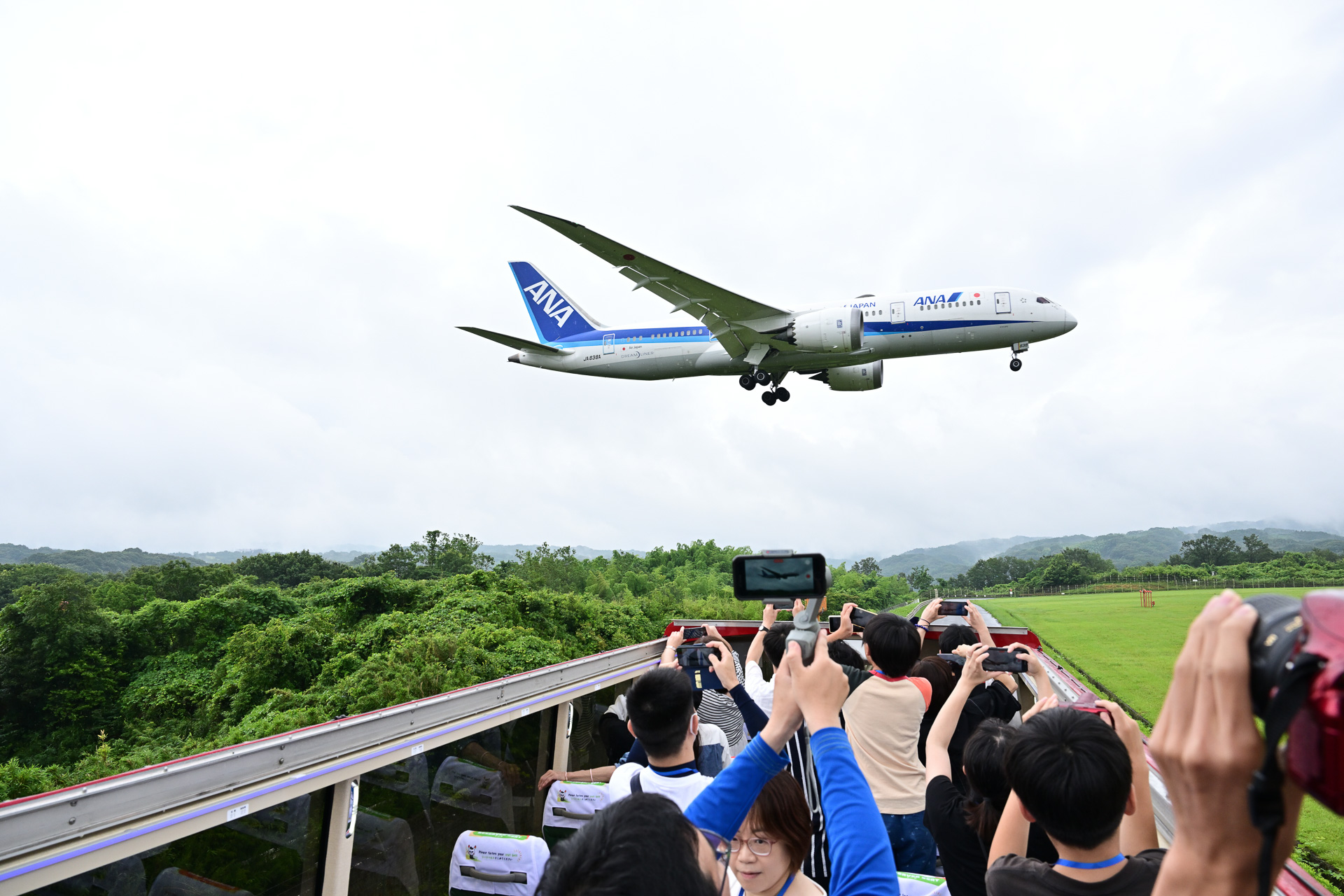 2回目の実施では雨が小康状態に。RWY26エンドでは屋根をあけて着陸機を至近距離で堪能