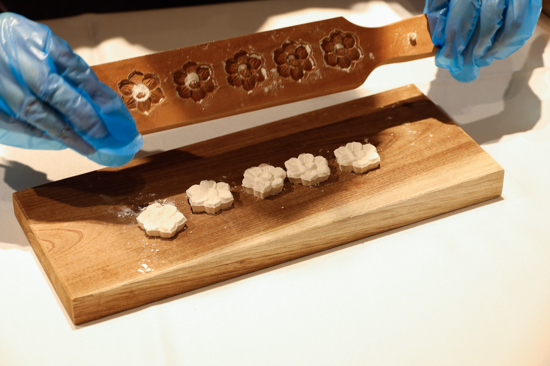 和三盆の実演も行なわれた。この和三盆は、ホロッと崩れる食感が印象的。作り置きするものだと固くせざるを得ないが、作ったその場で出すのであれば、こうした食感にできるという。ただし湿度の影響を受けるので、季節どころか、その日の天気に合わせた調整が必要になるらしい