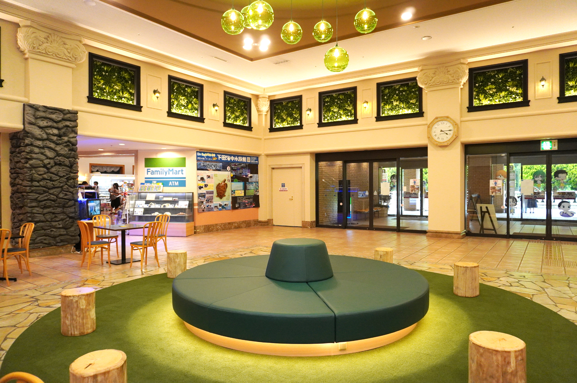 エントランスにはコンビニや観光案内所も