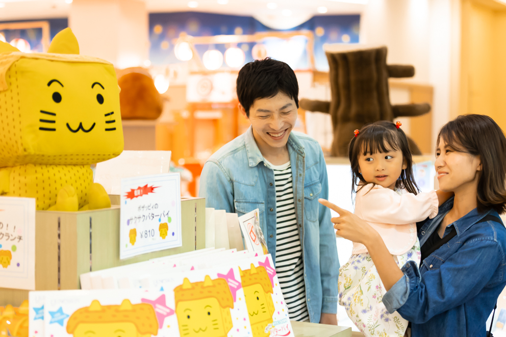 お菓子から地酒まで豊富に揃う