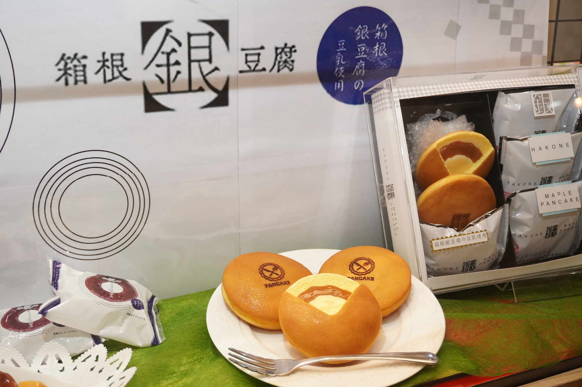 お菓子から地酒まで豊富に揃う