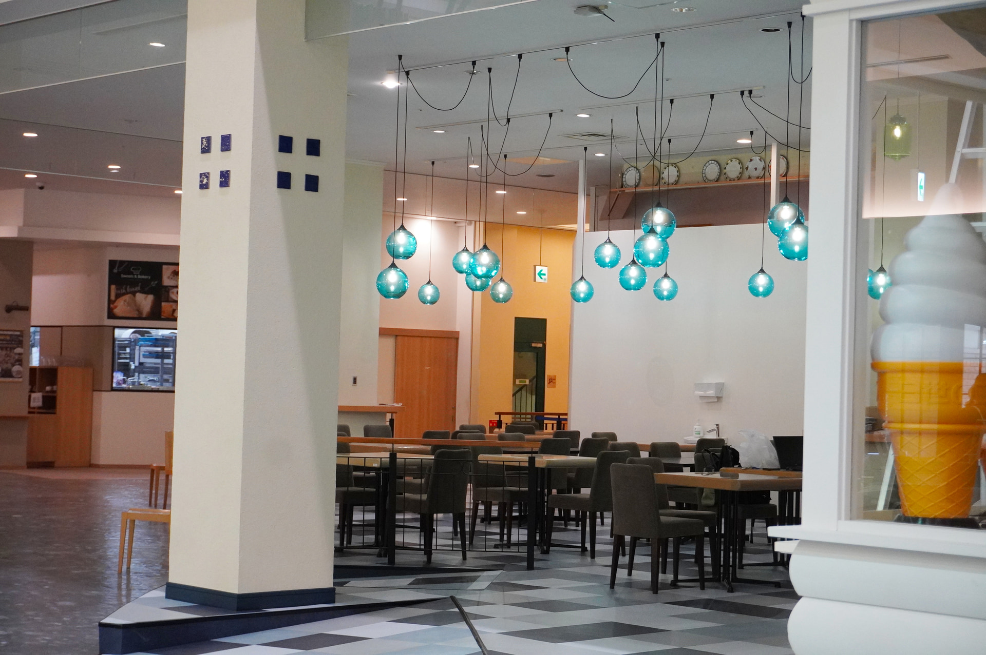 箱根の森と芦ノ湖をイメージした店内