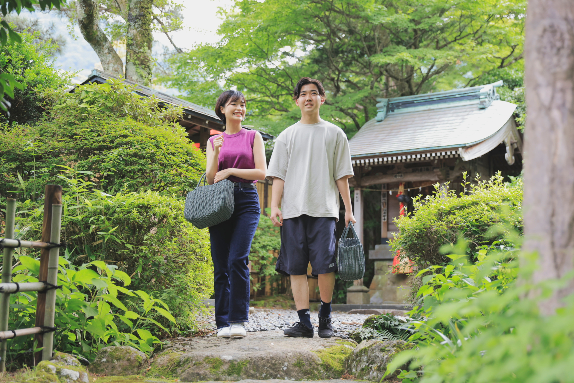 別邸は夏のアジサイが咲き誇る散策路を進んだ先に