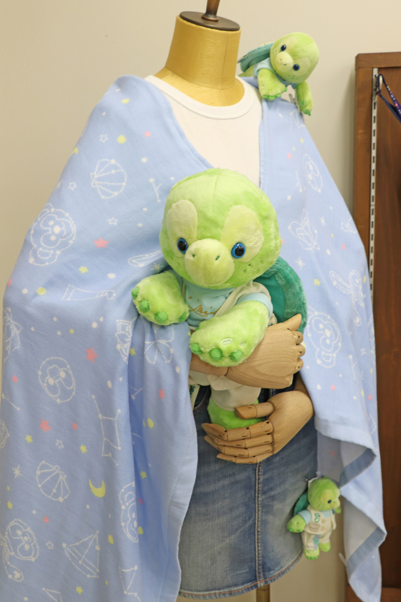 肩にいる「くっつきぬいぐるみ」から、ぬいぐるみ、スカートに付いているぬいぐるみバッジまで種類も豊富