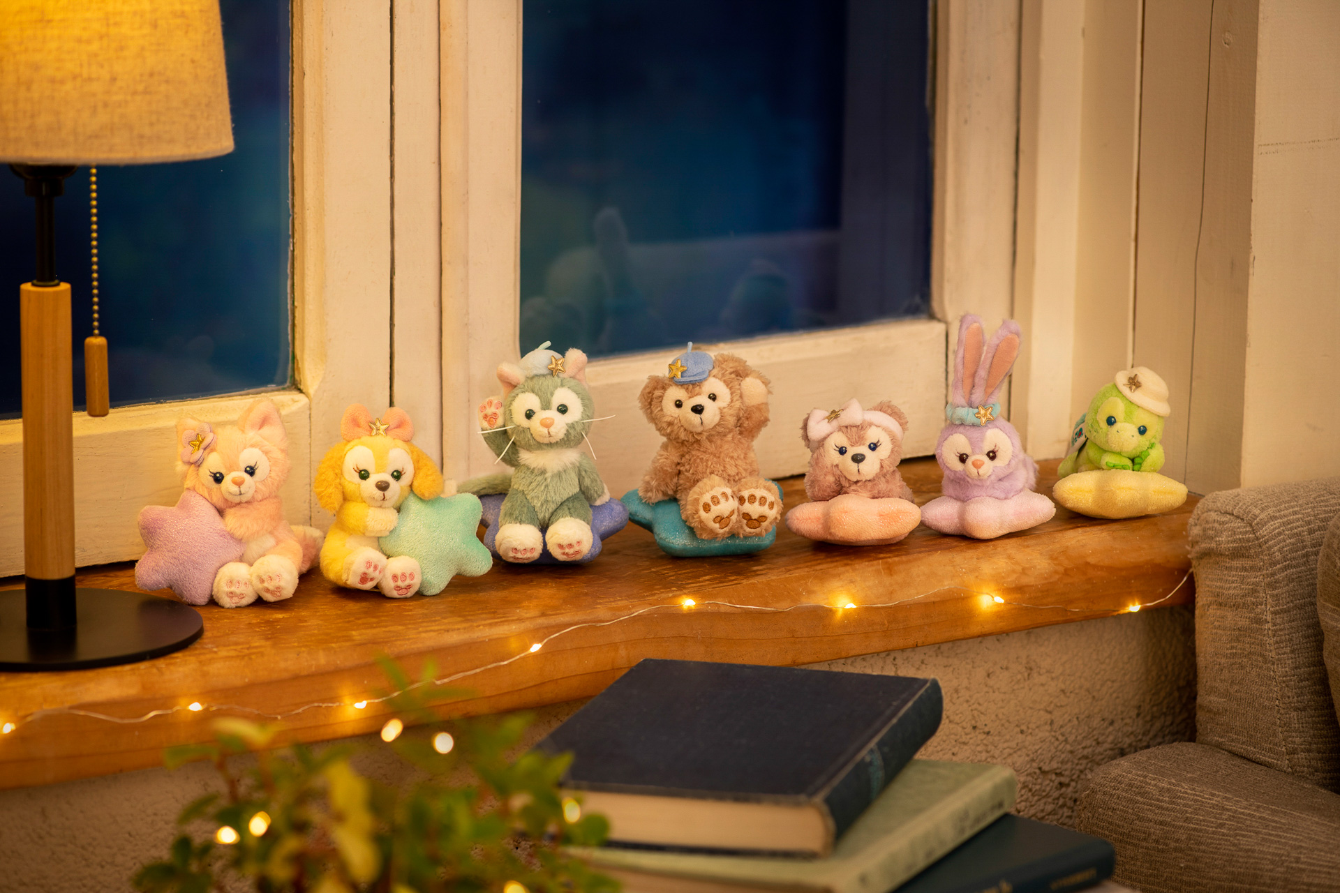 「ぬいぐるみチャーム」（2200円）は各キャラクターが星に乗ったかわいらしいデザイン（画像提供：オリエンタルランド）