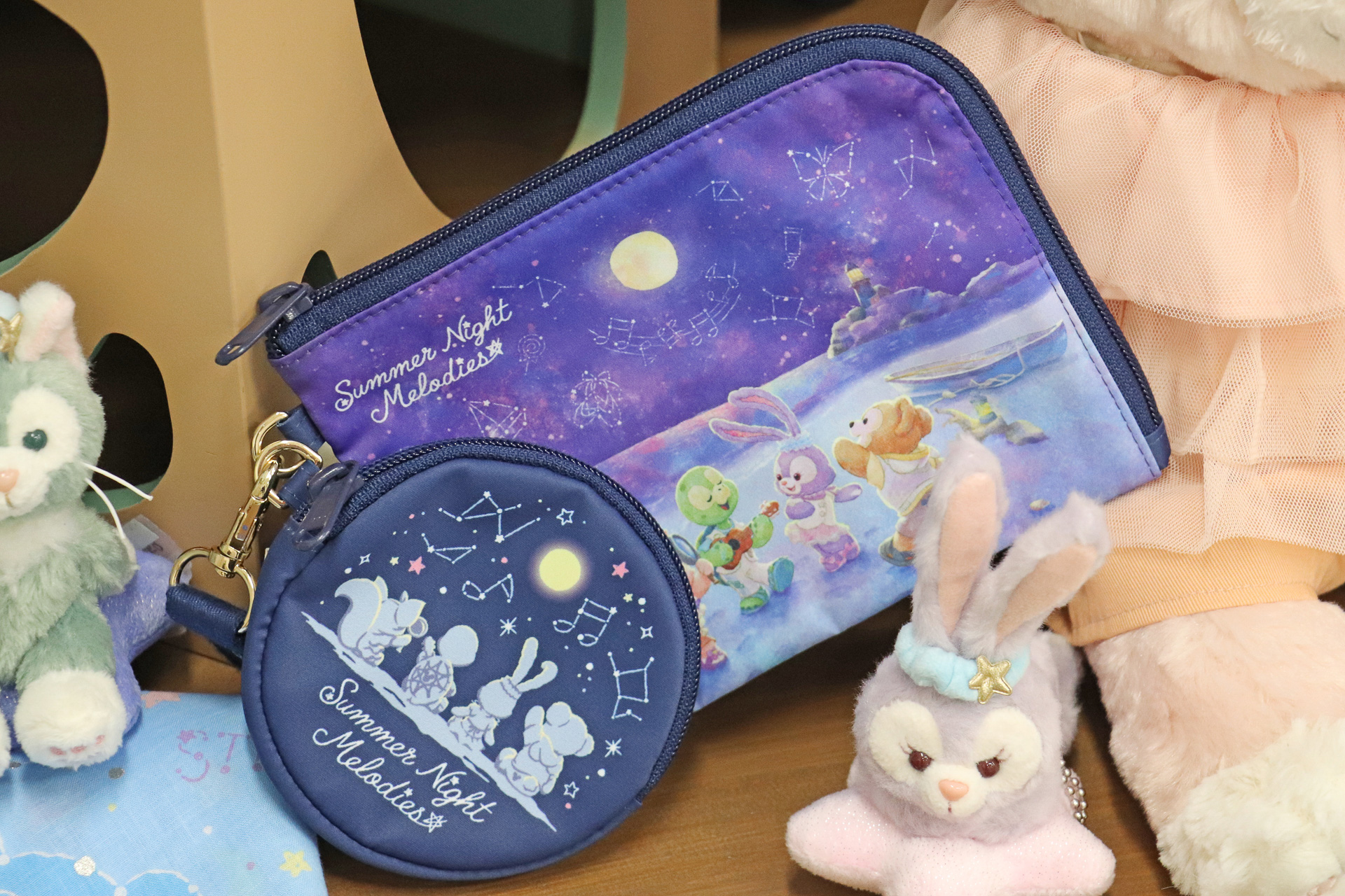 「ポーチセット」（3200円）は裏表で違うデザイン。裏側は星空のイラストでシック