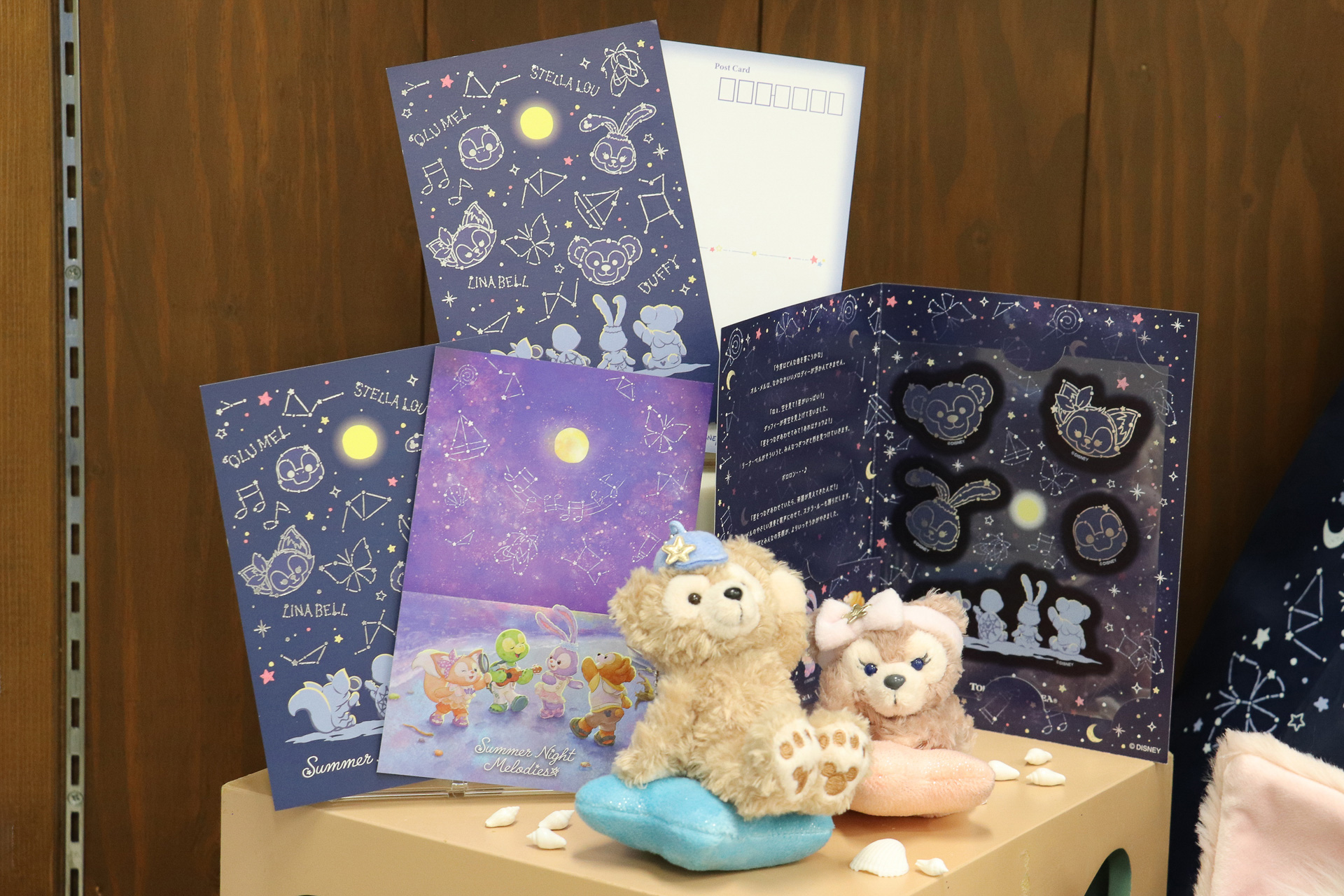 「ポストカードセット」（750円）は、ポストカード2枚とシールのセット