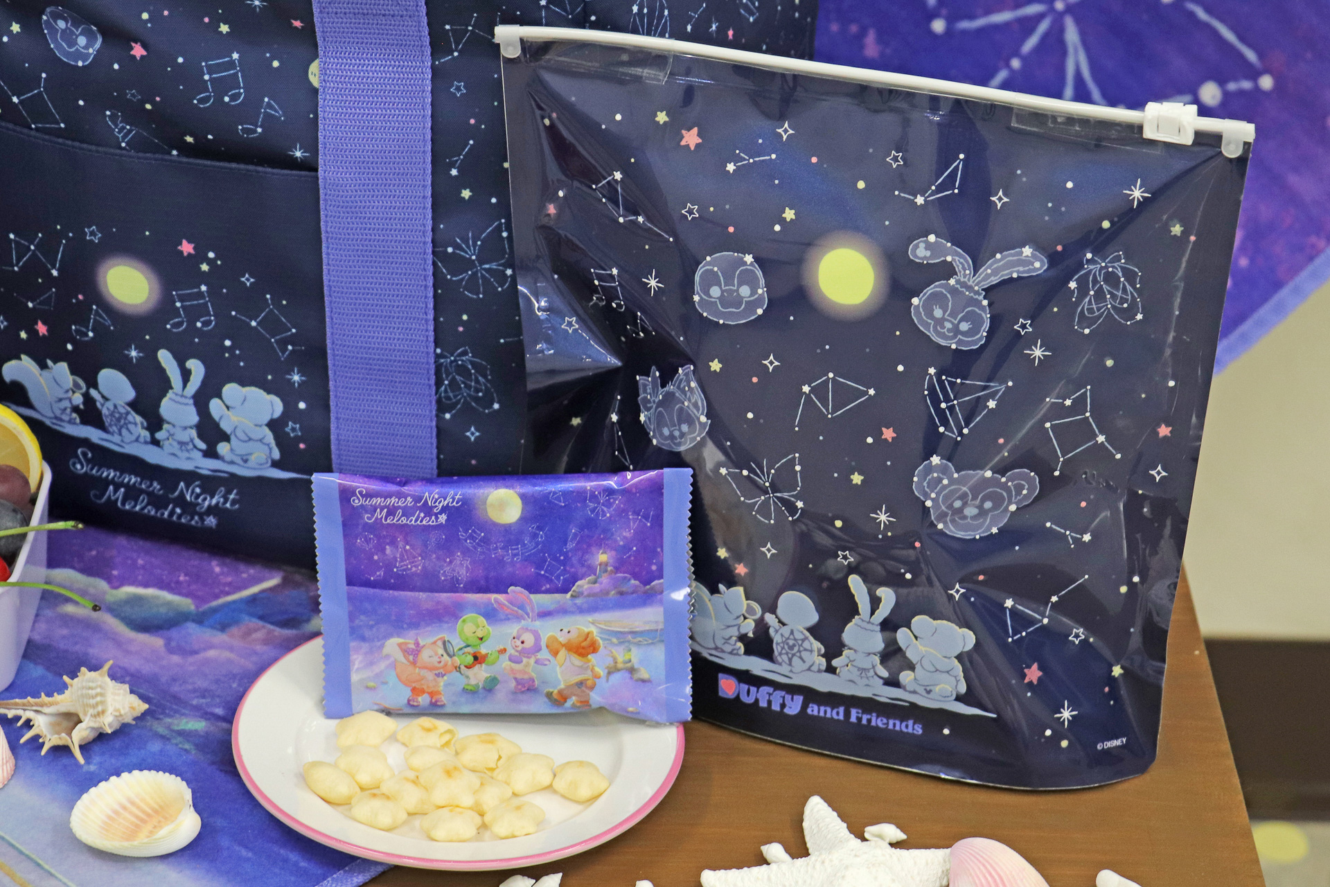 コンソメ味で星形の「ポテトスナック」（900円）。8gの小袋が8袋入りでお土産に便利