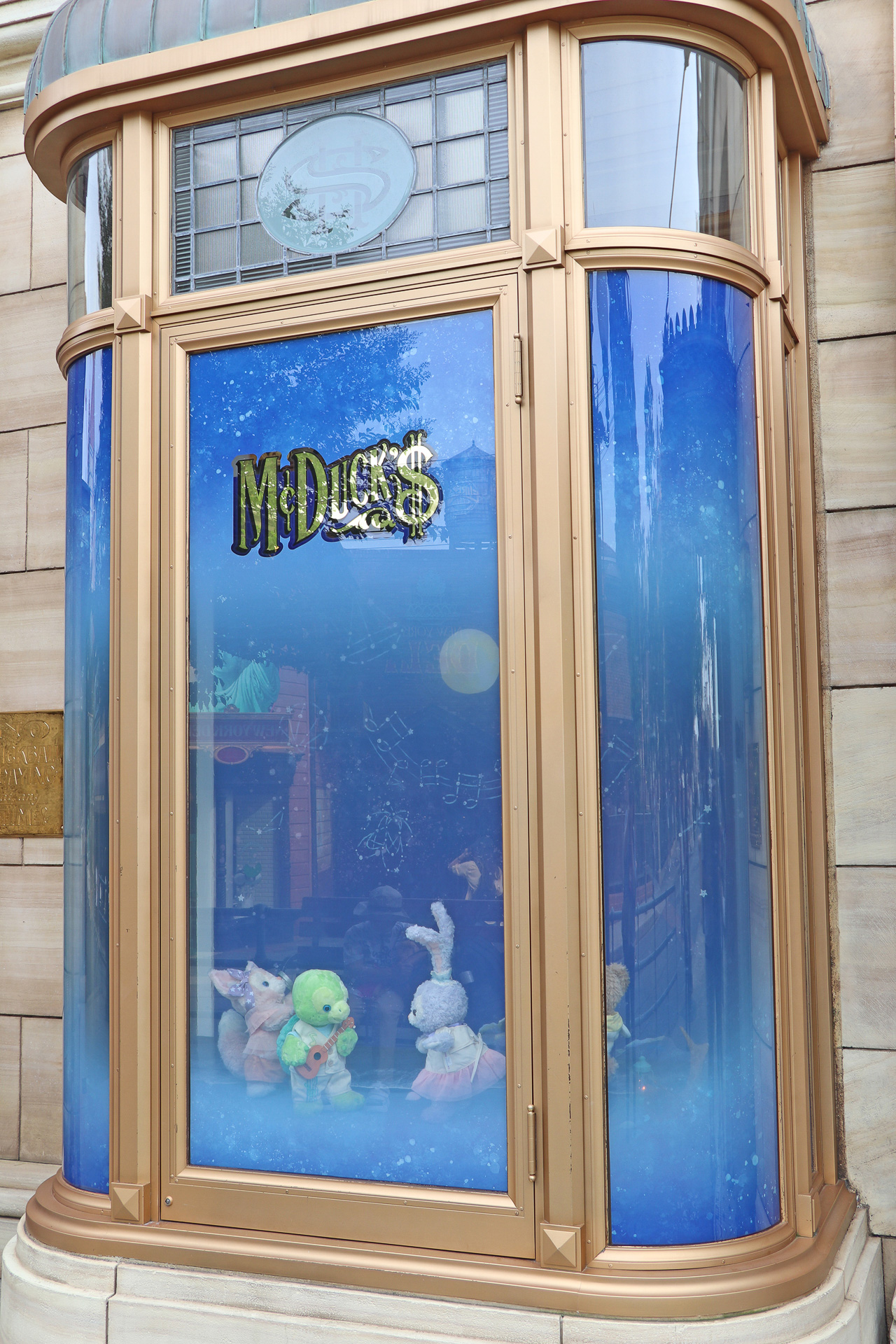 逆側のショーウィンドウには「ダッフィー＆フレンズのサマーナイト・メロディー」のストーリーをぬいぐるみで再現