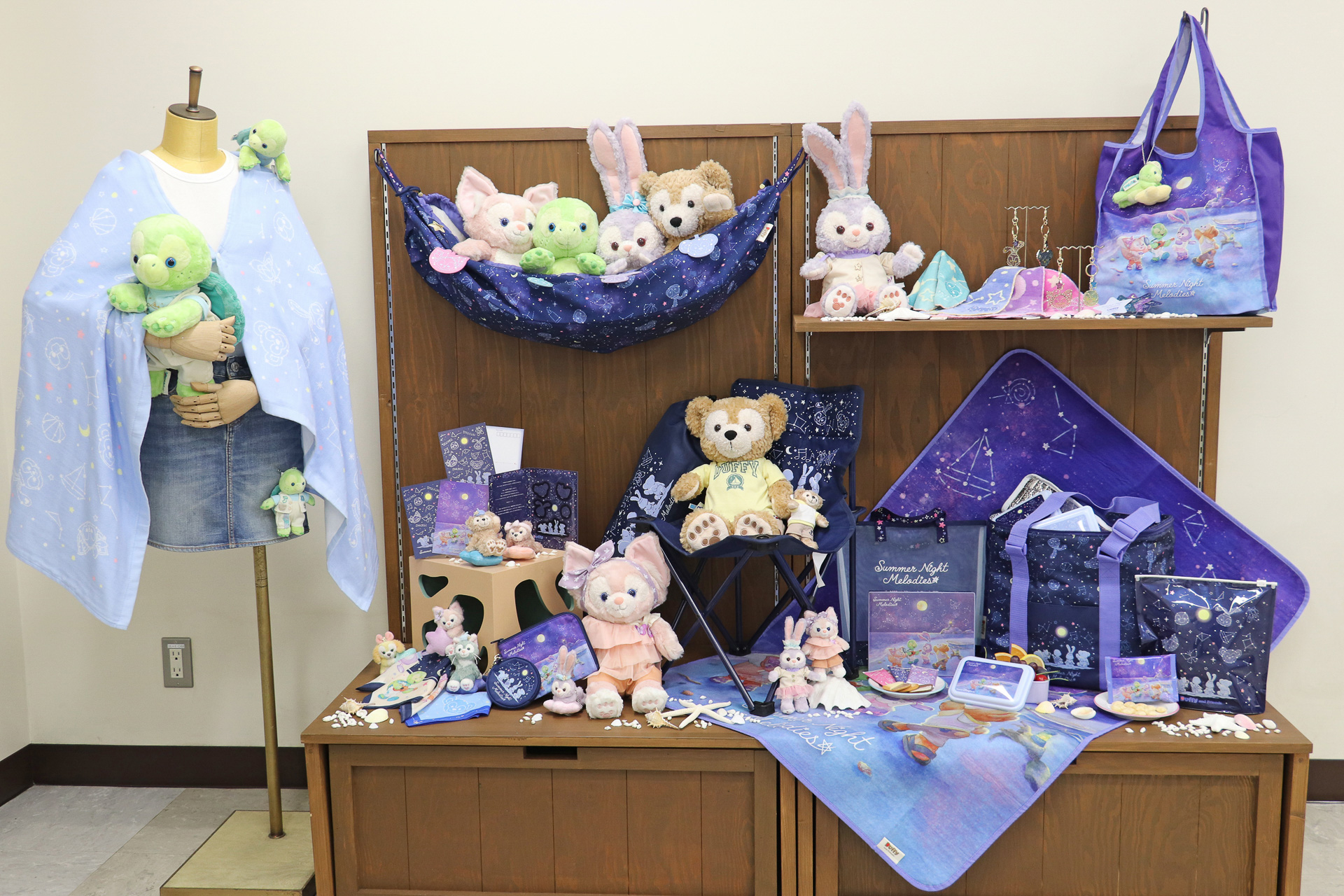 「ダッフィー＆フレンズのサマーナイト・メロディー」のスペシャルグッズの一部