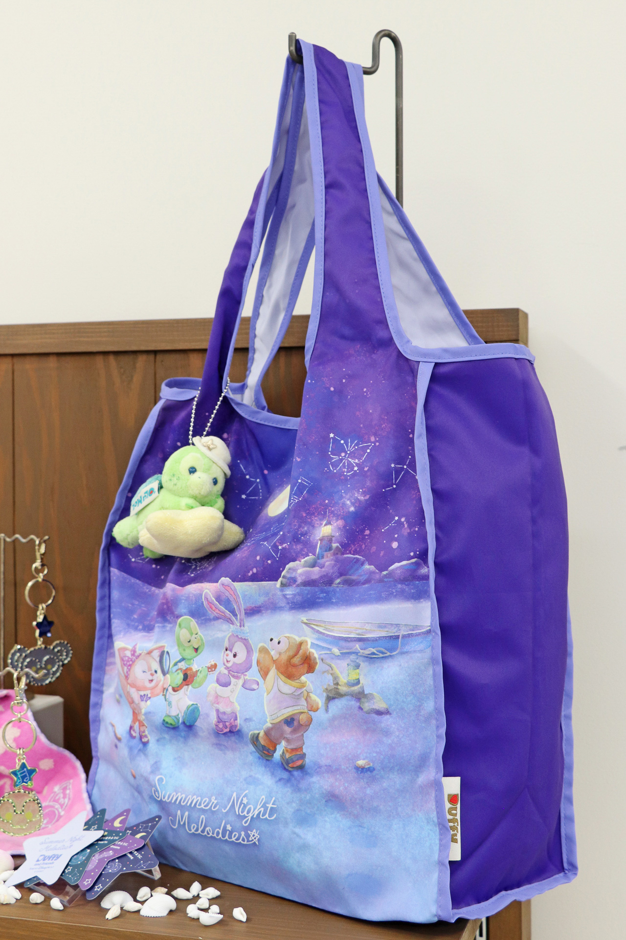 「ショッピングバッグ」はイラストが大きく使われたデザインで販売初日から多くのゲストが購入していた