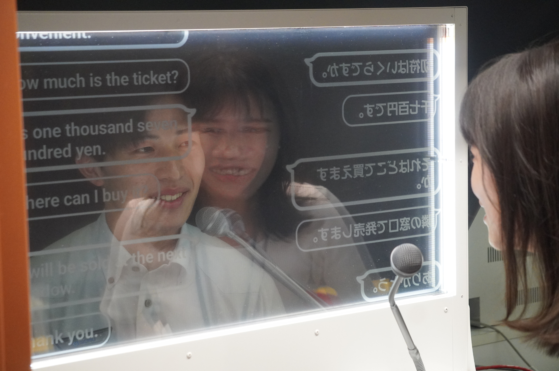 西武新宿駅に翻訳対応透明ディスプレイを試験導入