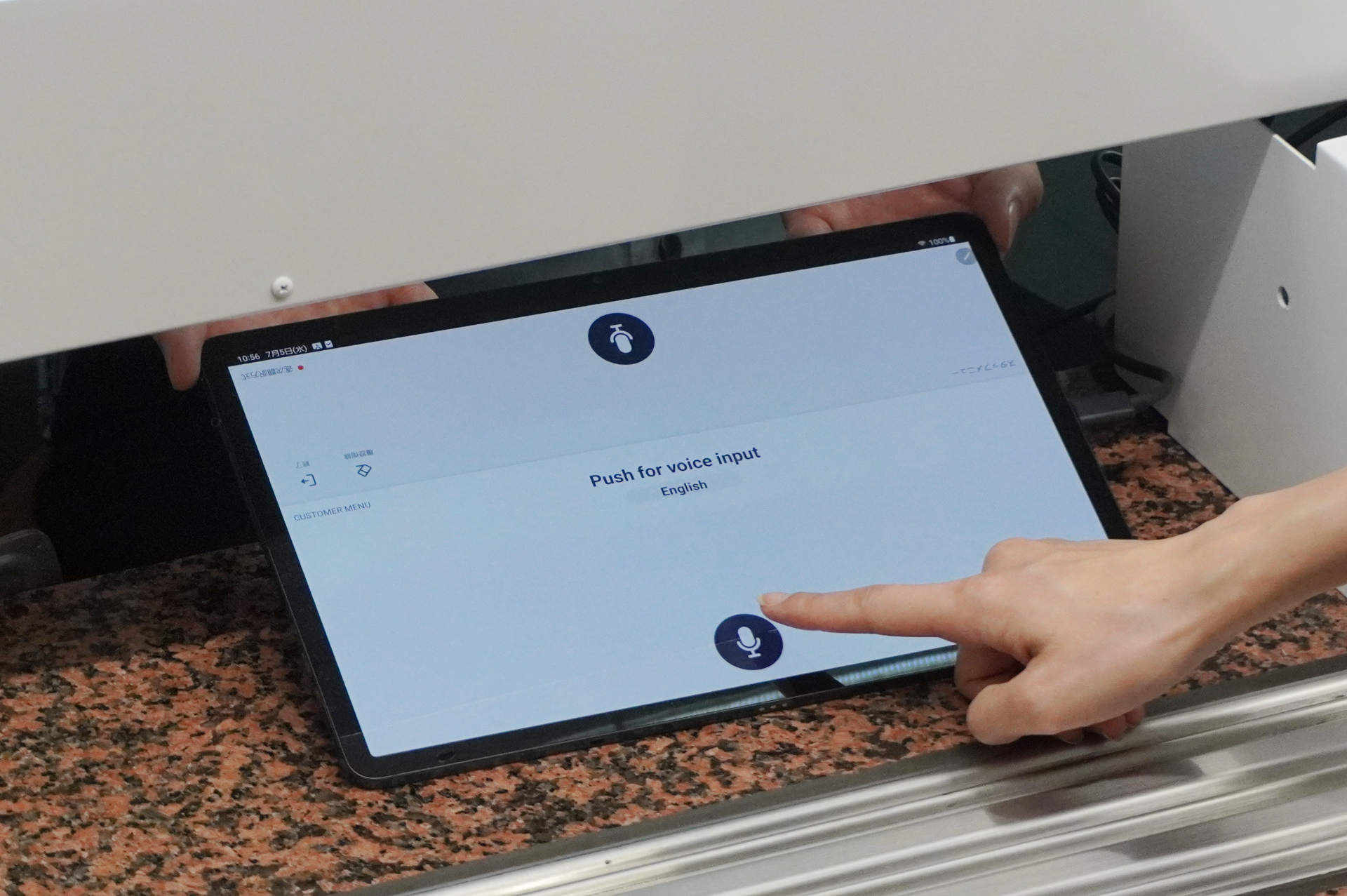互いが話した言葉をそれぞれ同時翻訳