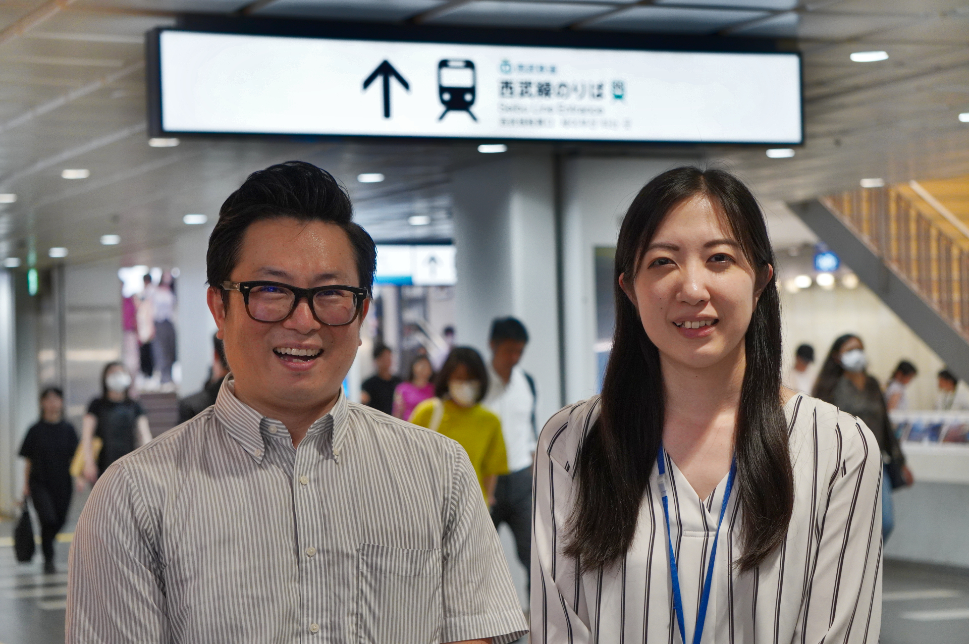 凸版印刷株式会社 情報コミュニケーション事業本部で本システムの開発担当 野坂知新氏（左）と、西武鉄道株式会社 鉄道本部 運輸部 インバウンド担当の矢島綾乃氏（右）