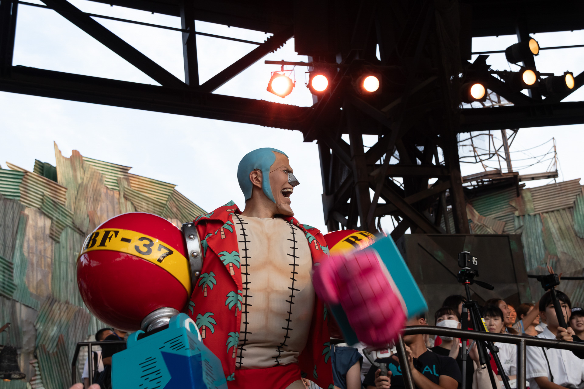 観客の近くを通って登場するフランキー。間近でキャラクターに会えるのもライブ・ショーならでは