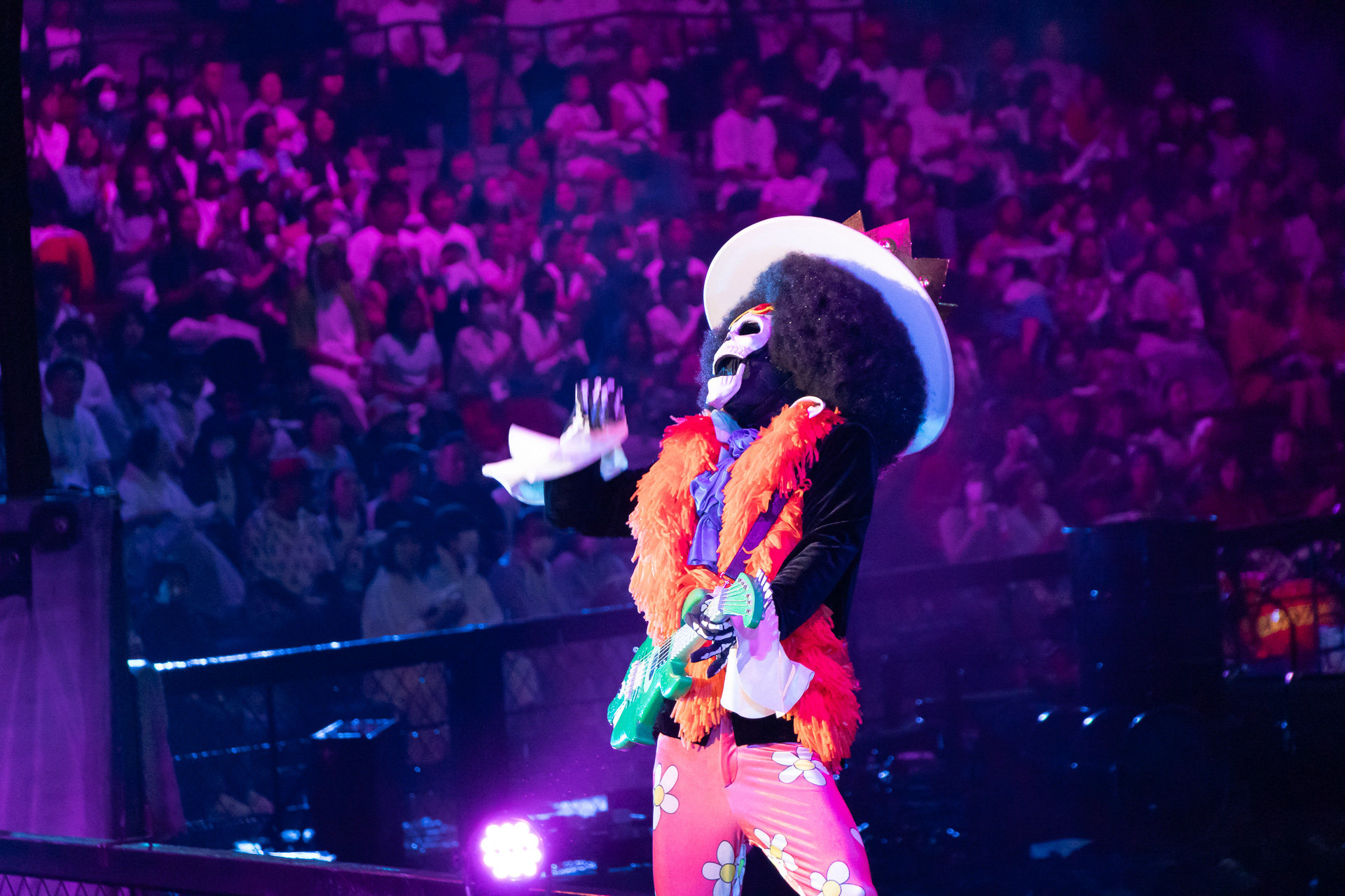 復活したブルックが観客と一緒に仲間を助ける