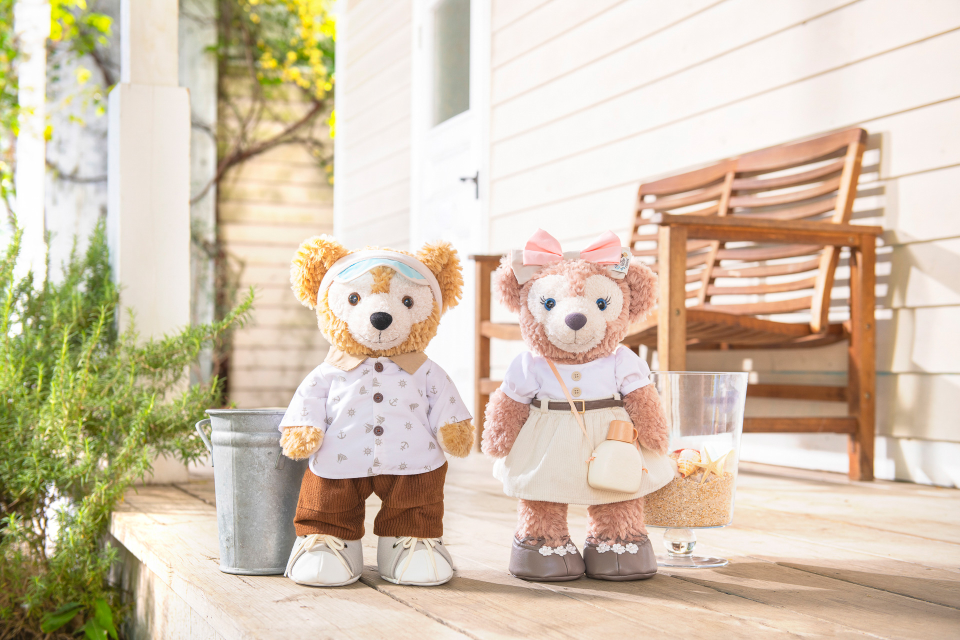 サンバイザーや水筒など新アイテムの着用イメージ。夏らしいアイテムで涼しさを演出