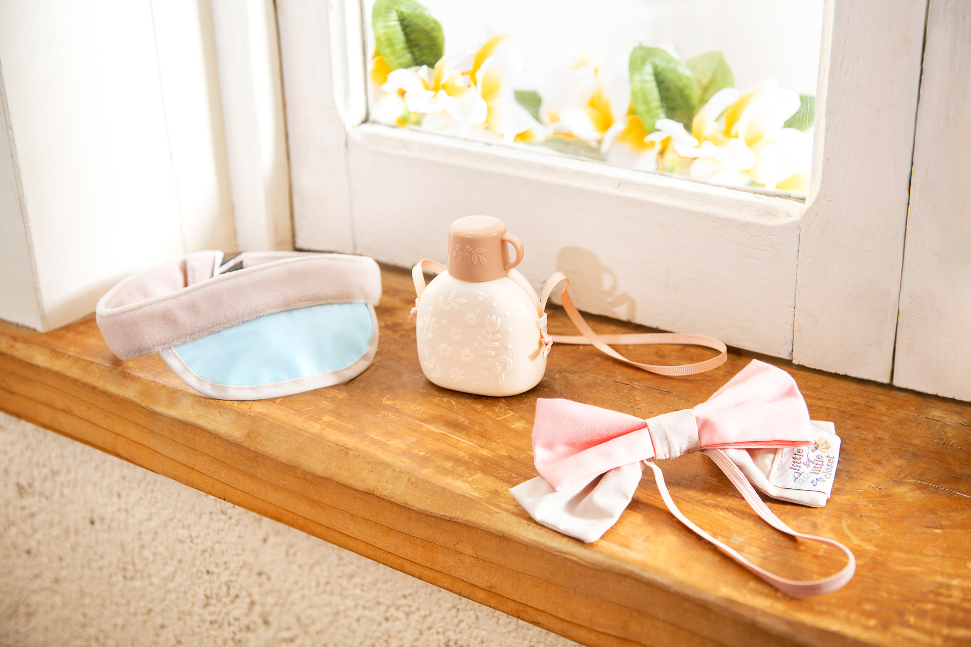 左から、ダッフィー用の「サンバイザー」（950円）、シェリーメイ用の「水筒」（1300円）と「リボン」（950円）