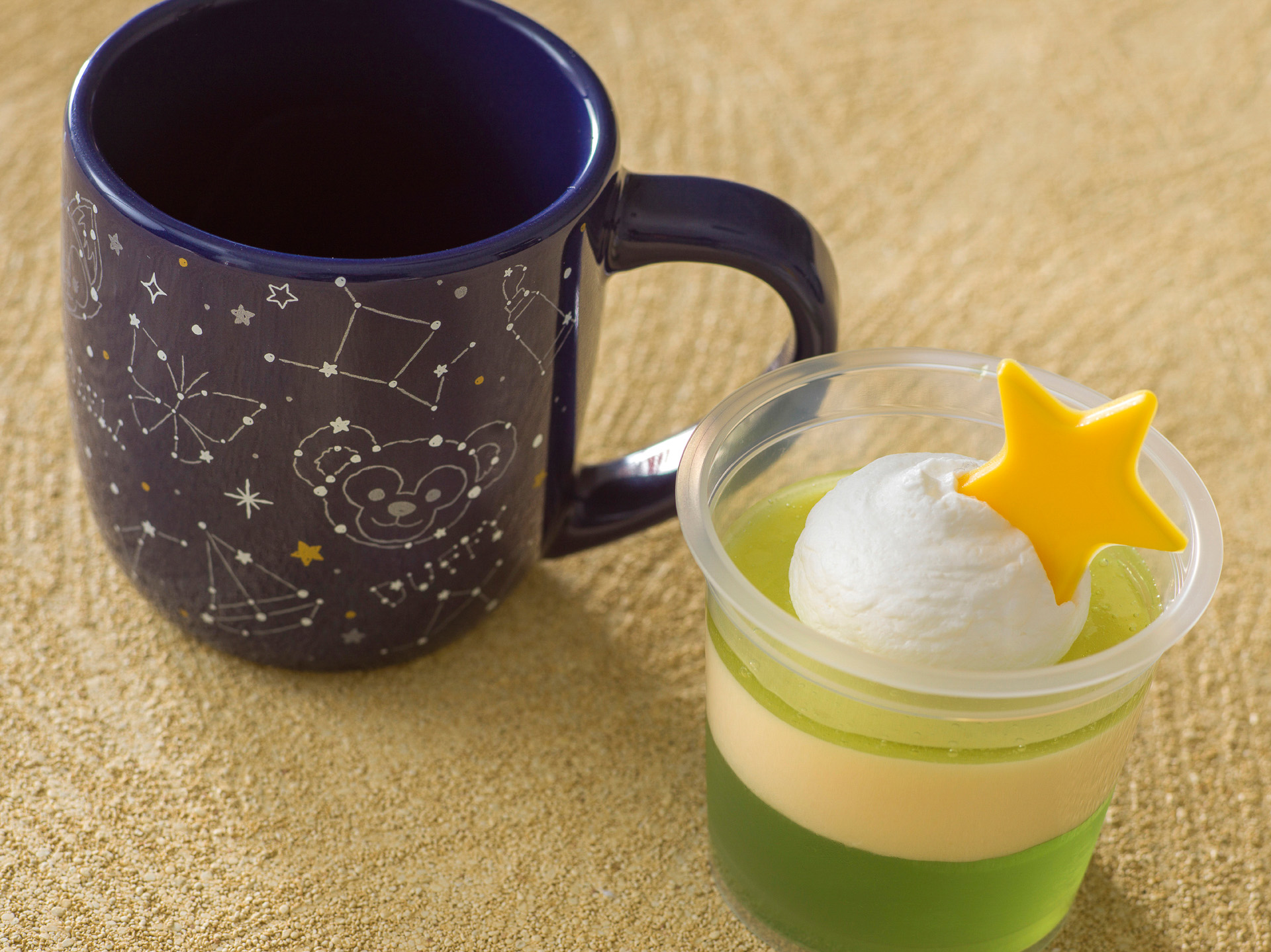 「バニラムース＆メロンゼリー、スーベニアカップ付き」（1070円）