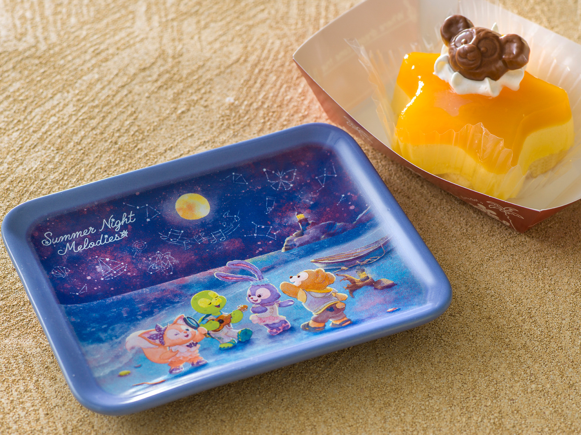 「マンゴー＆パッションフルーツムースケーキ、スーベニアプレート付き」（1070円）