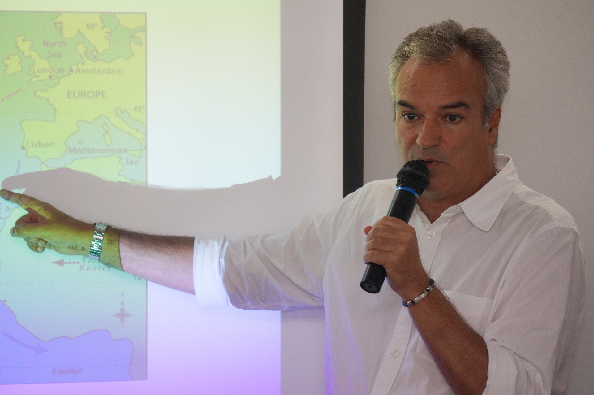 マデイラワインの特徴や歴史について解説するリカルド氏