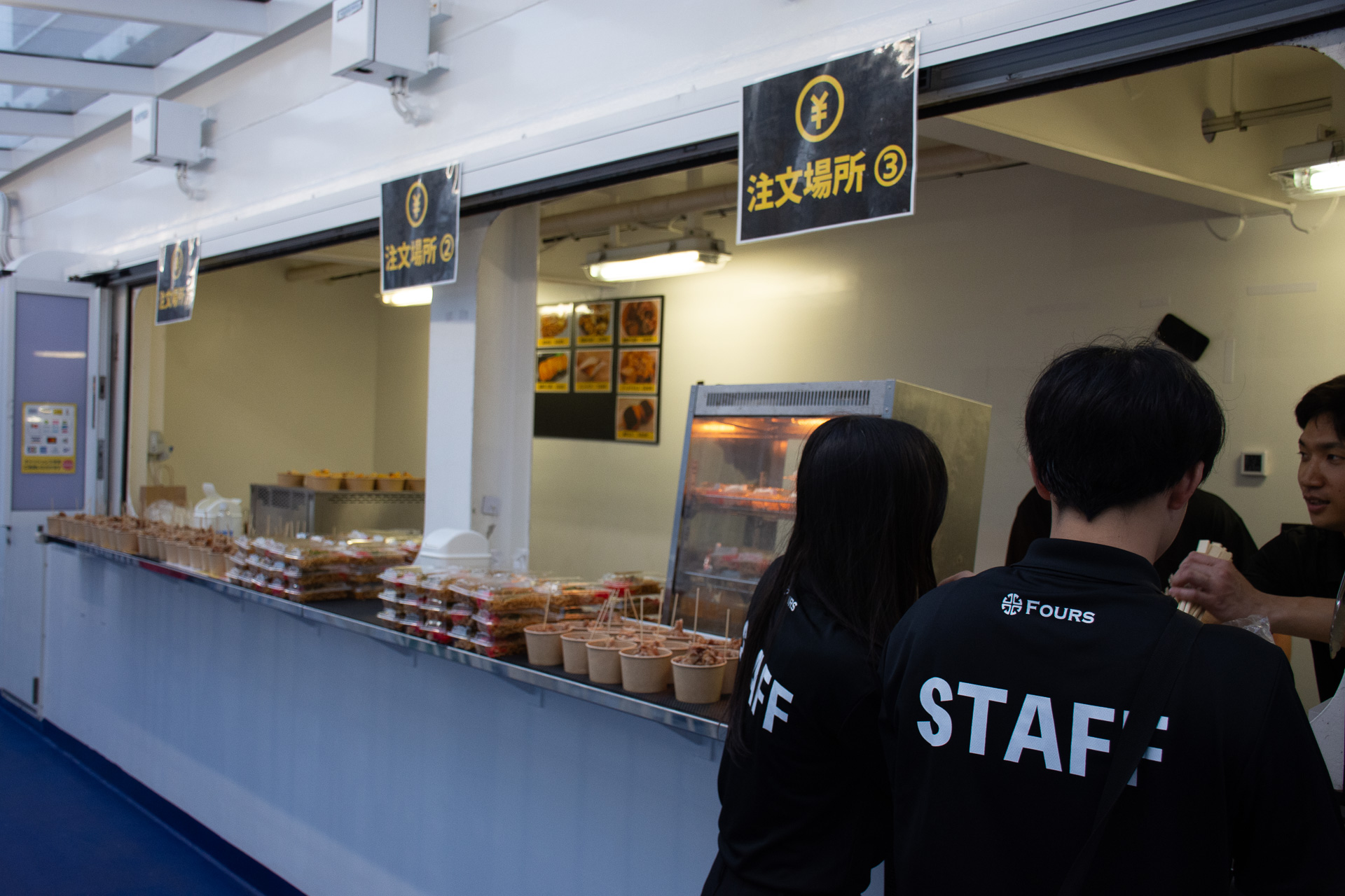 船内ではお祭り感を満喫できるフード・ドリンクを提供している（別料金）