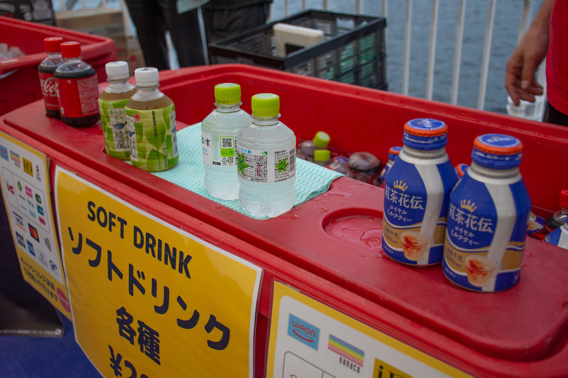 船内ではお祭り感を満喫できるフード・ドリンクを提供している（別料金）