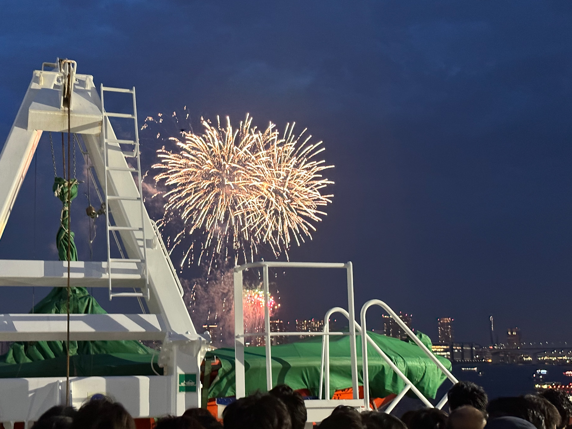 運航初日だけのサプライズで晴海埠頭沖から花火を打ち上げた