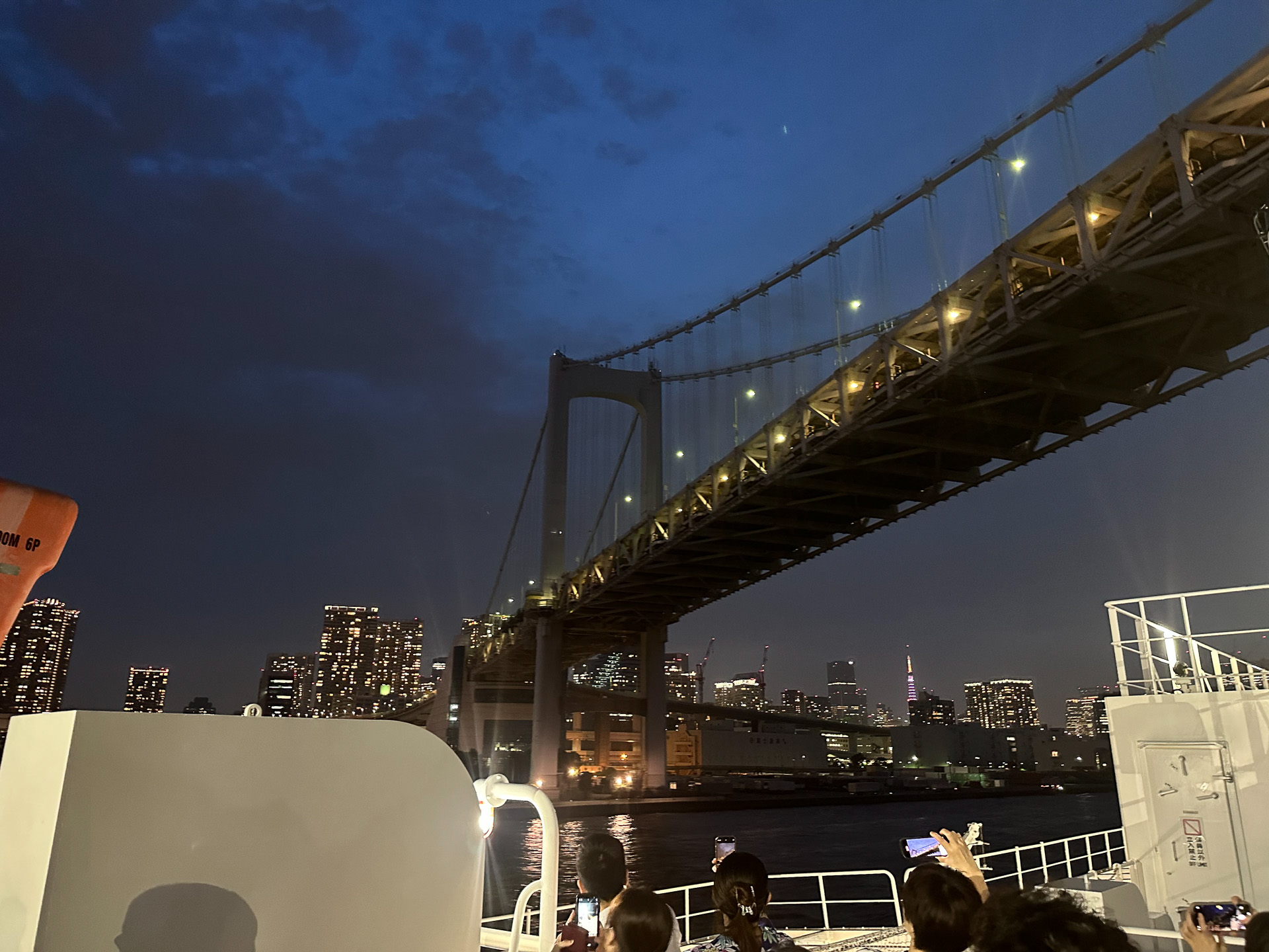 レインボーブリッジをくぐる