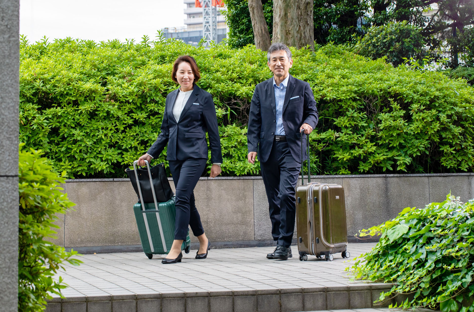 作業が求められるフィールド視察からフォーマルなスーツの着用が求められる大使館の訪問までマルチに着用できる