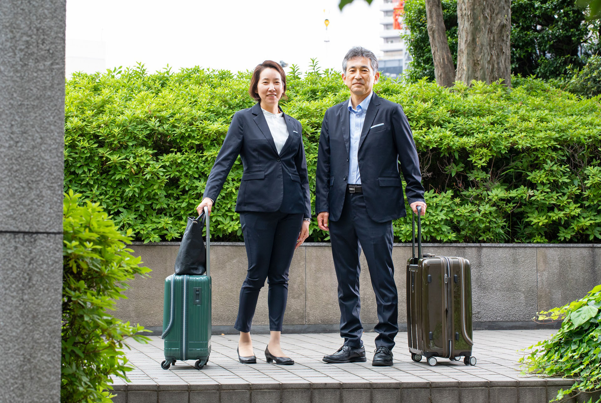 作業が求められるフィールド視察からフォーマルなスーツの着用が求められる大使館の訪問までマルチに着用できる