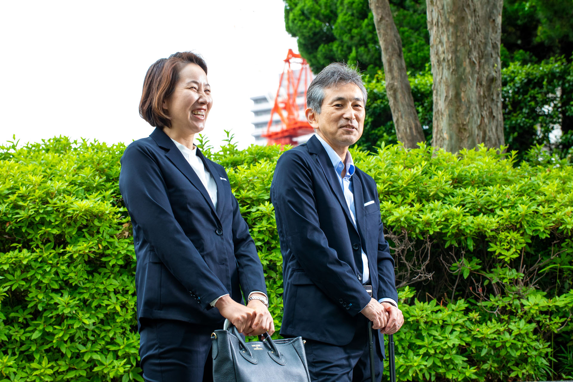 作業が求められるフィールド視察からフォーマルなスーツの着用が求められる大使館の訪問までマルチに着用できる