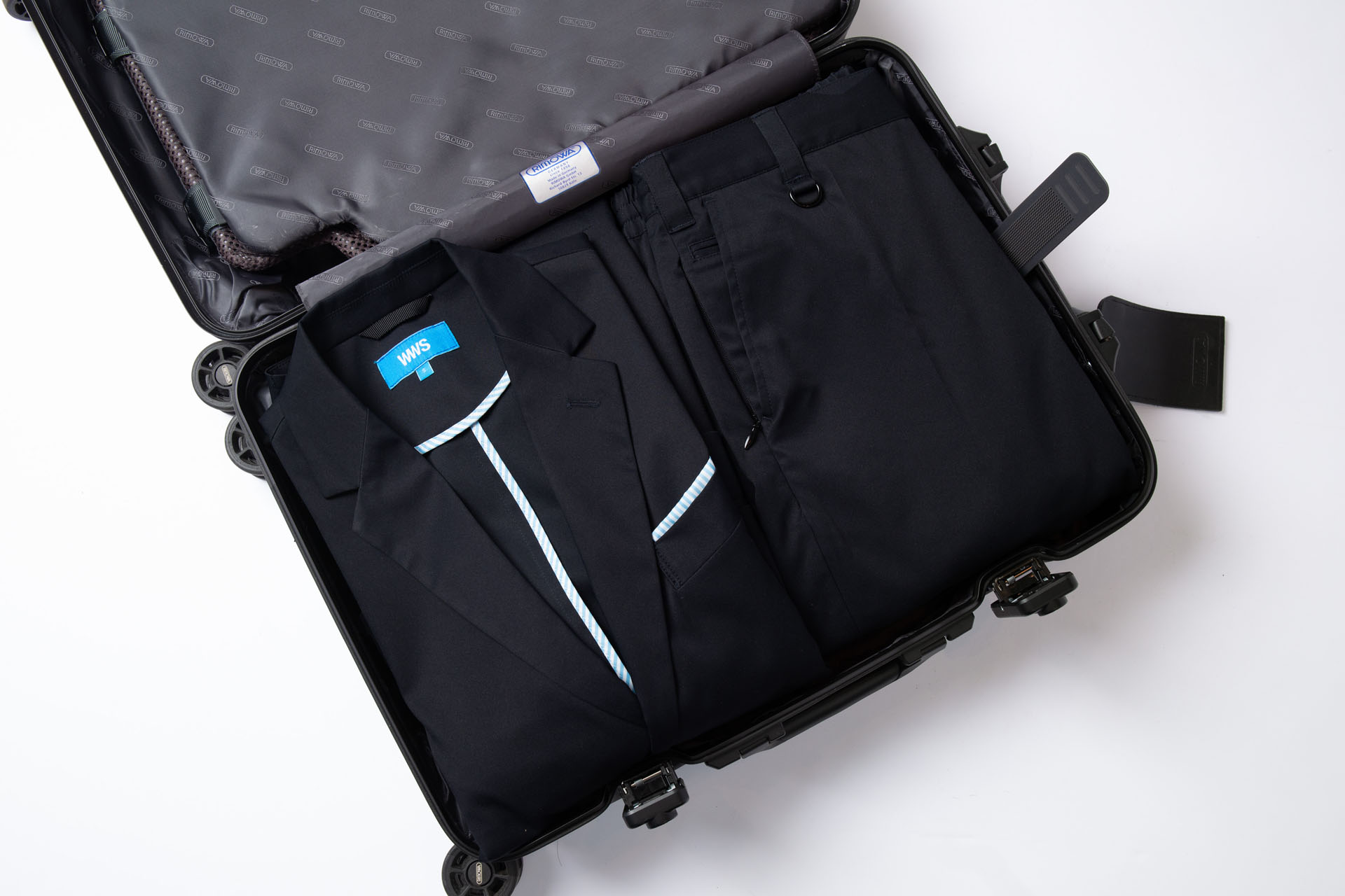 作業が求められるフィールド視察からフォーマルなスーツの着用が求められる大使館の訪問までマルチに着用できる