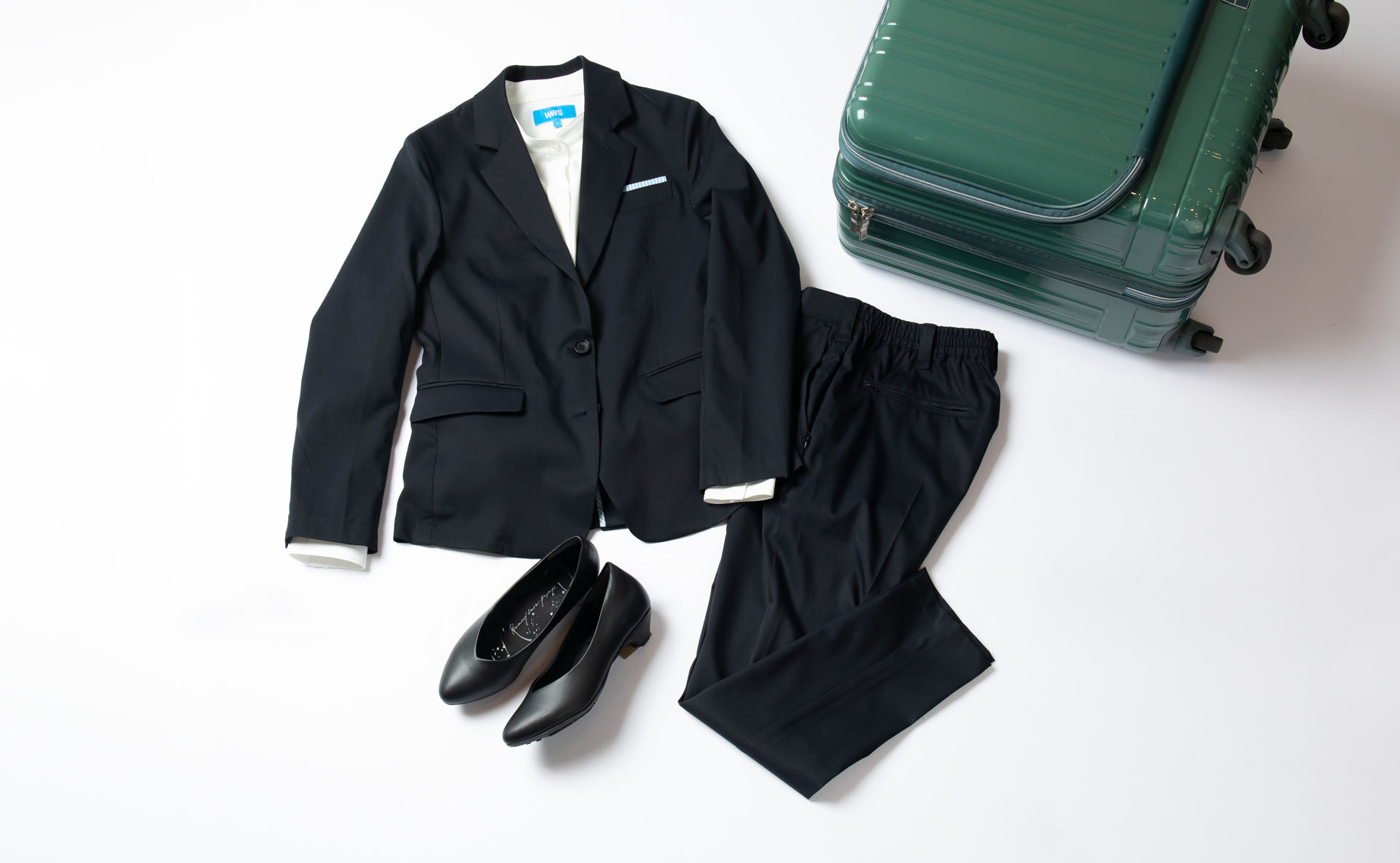 作業が求められるフィールド視察からフォーマルなスーツの着用が求められる大使館の訪問までマルチに着用できる